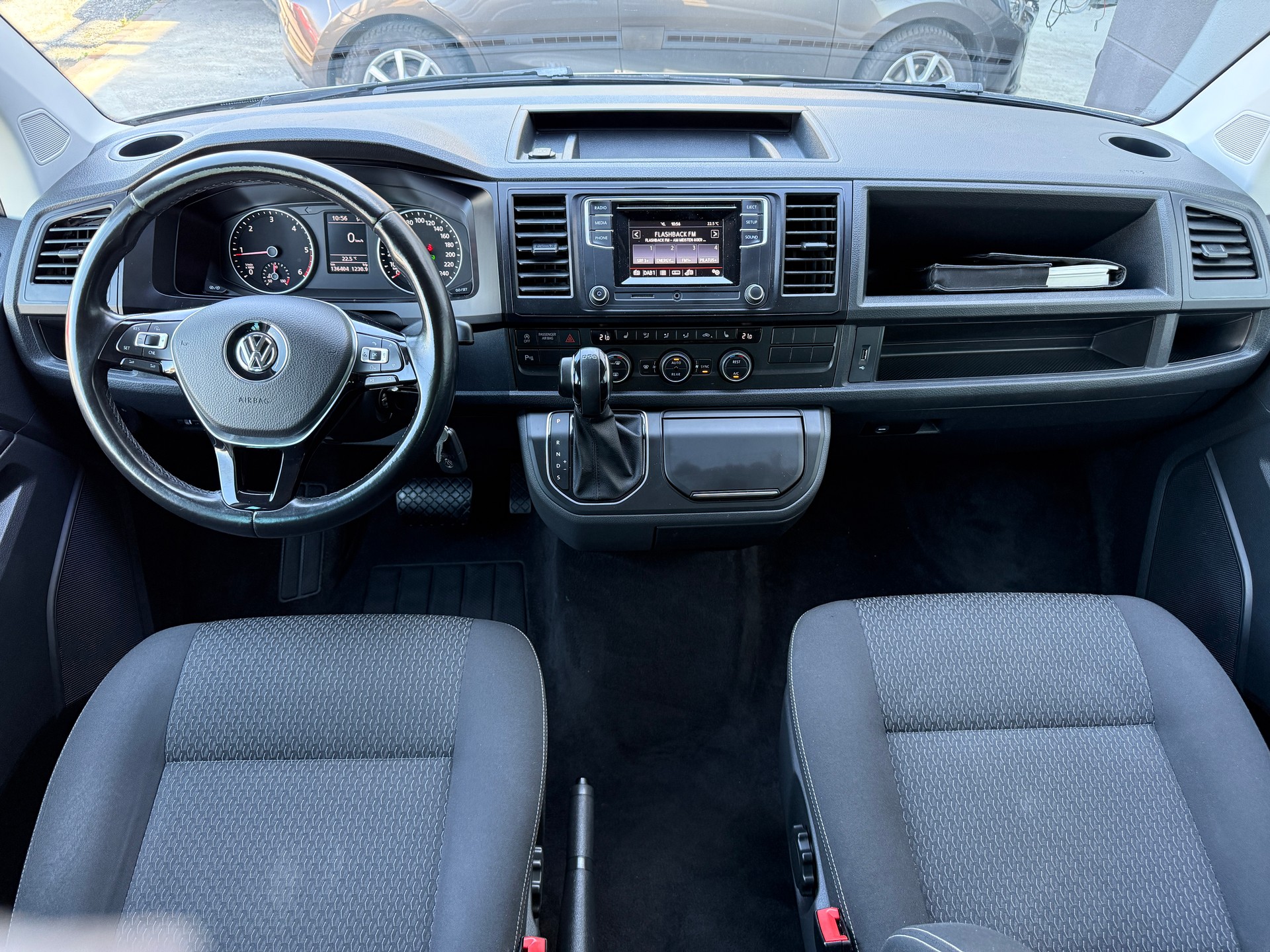 VW T6 Multivan 2.0 TDI Trendline DSG ***AHK & KINDERSITZE ***-image-10