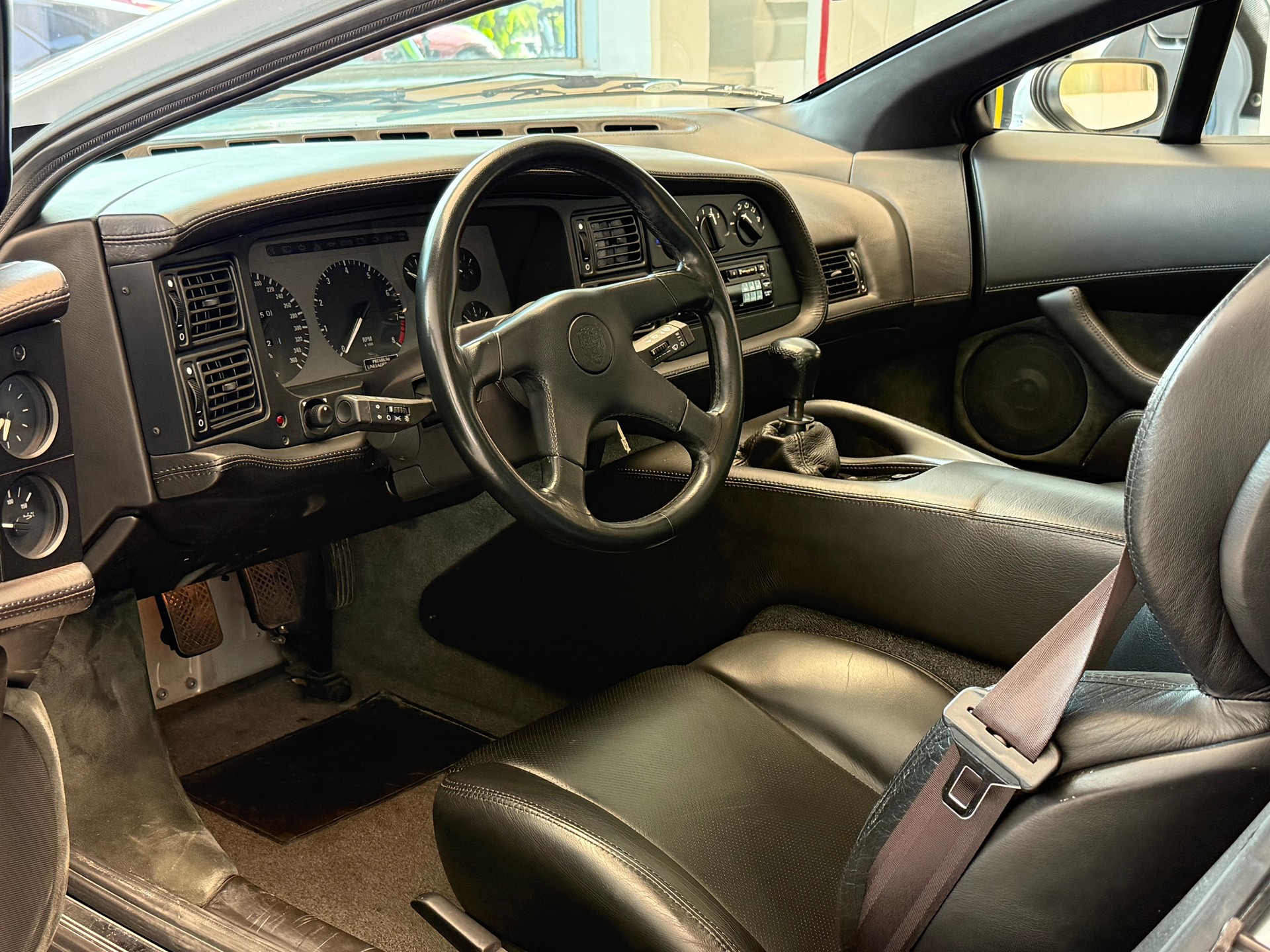 JAGUAR XJ 220-image-8