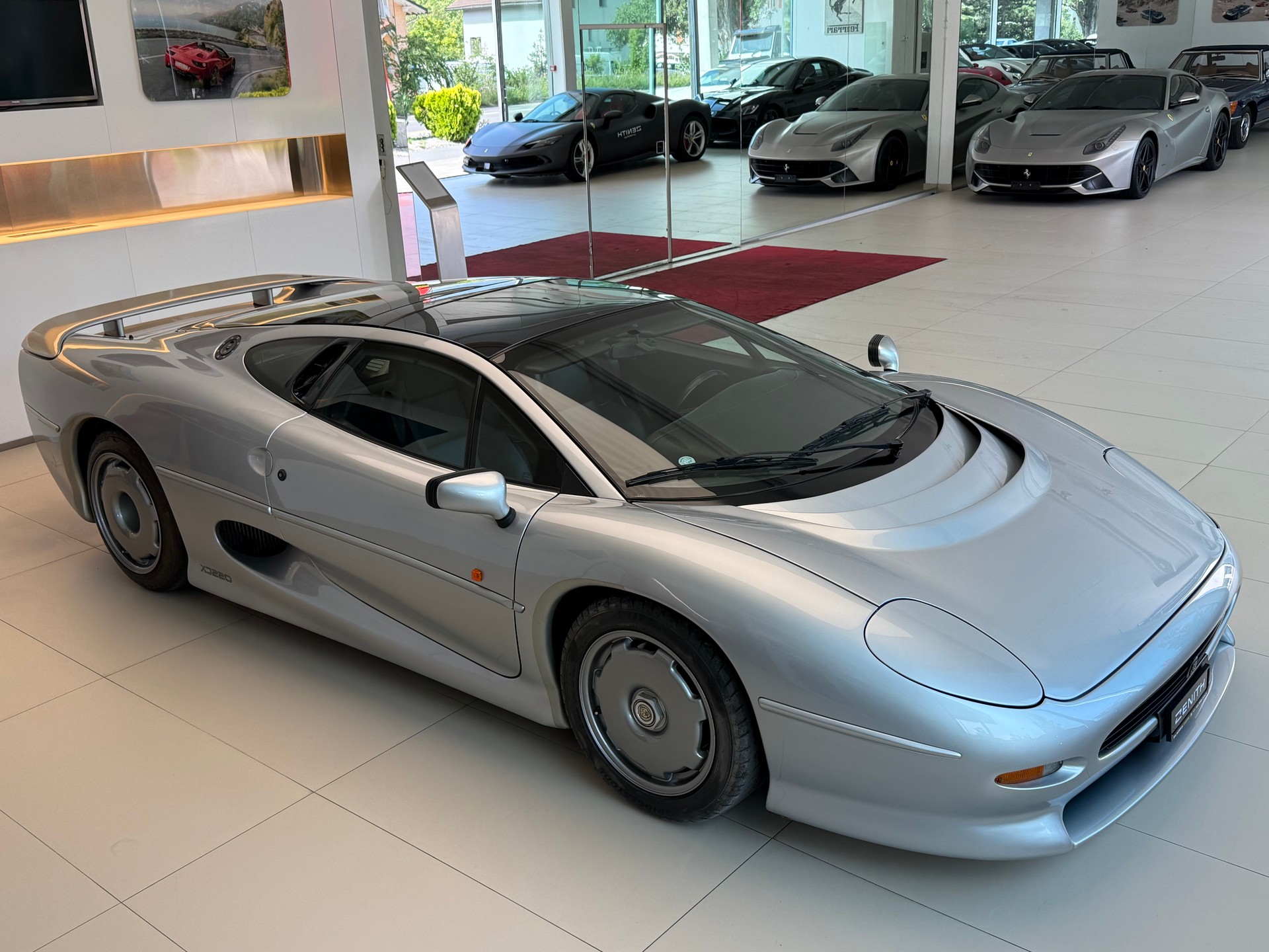 JAGUAR XJ 220-image-2