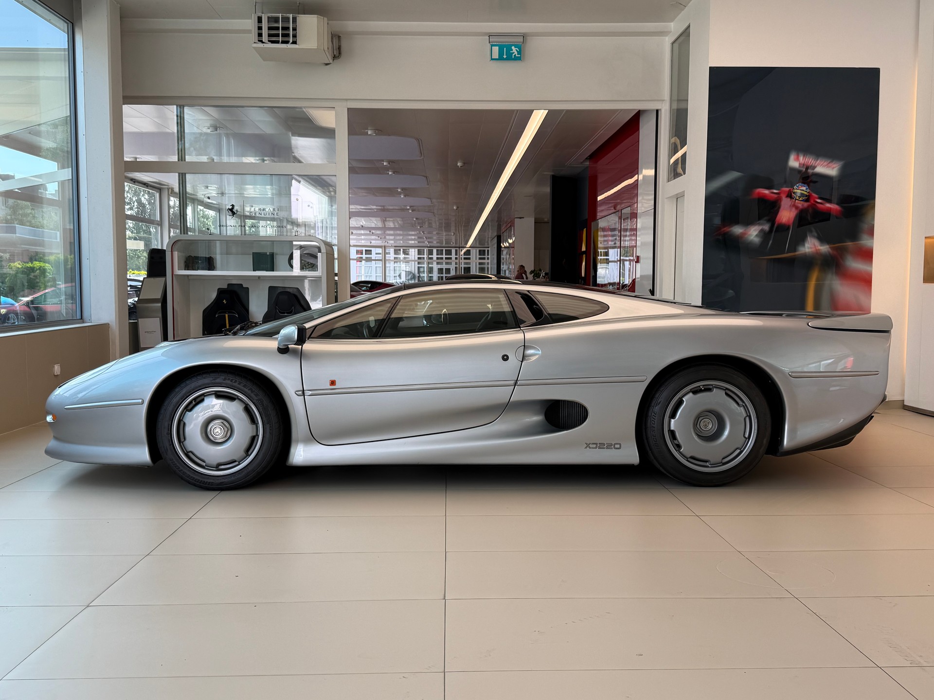 JAGUAR XJ 220-image-7