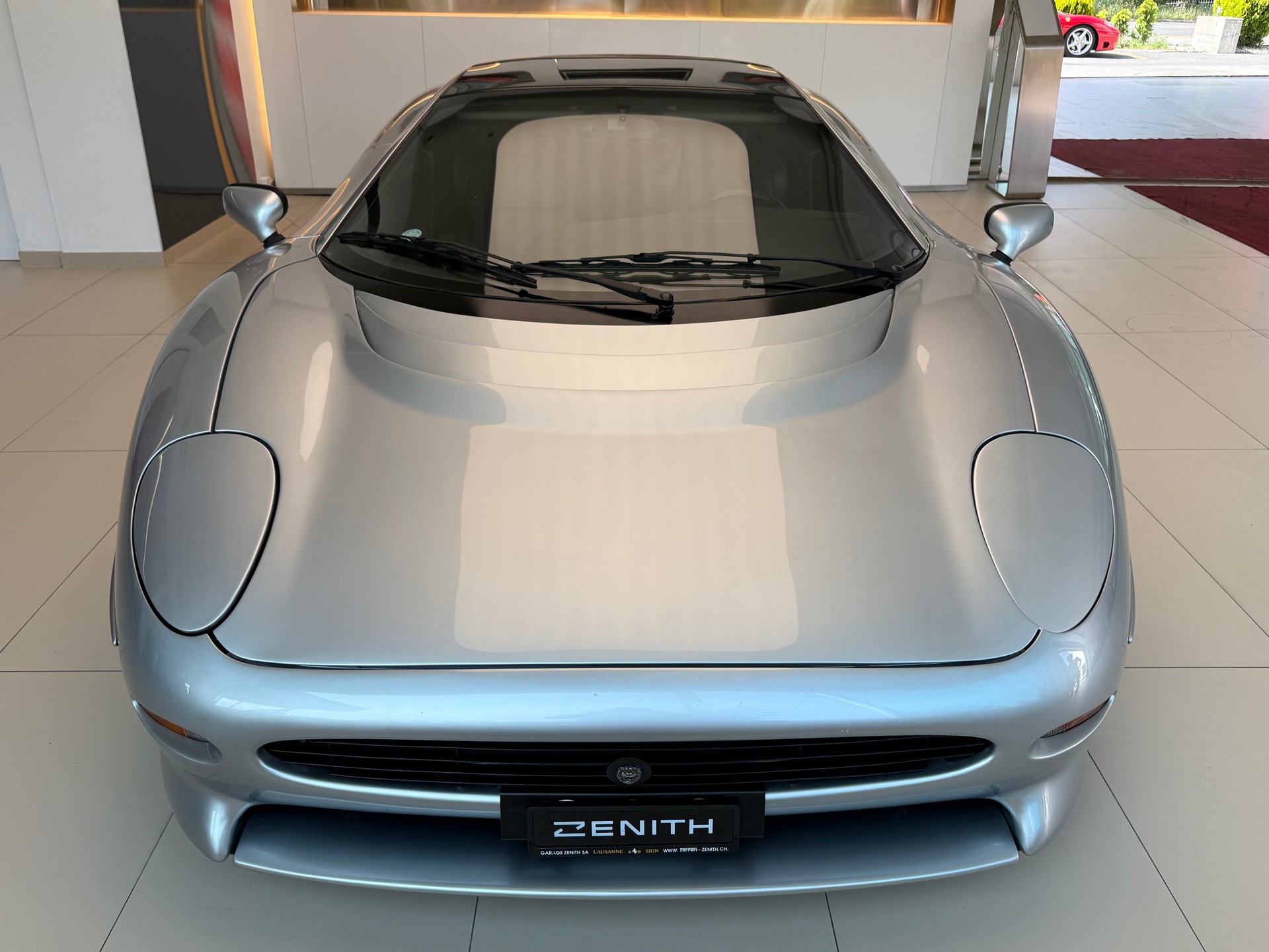 JAGUAR XJ 220-image-1