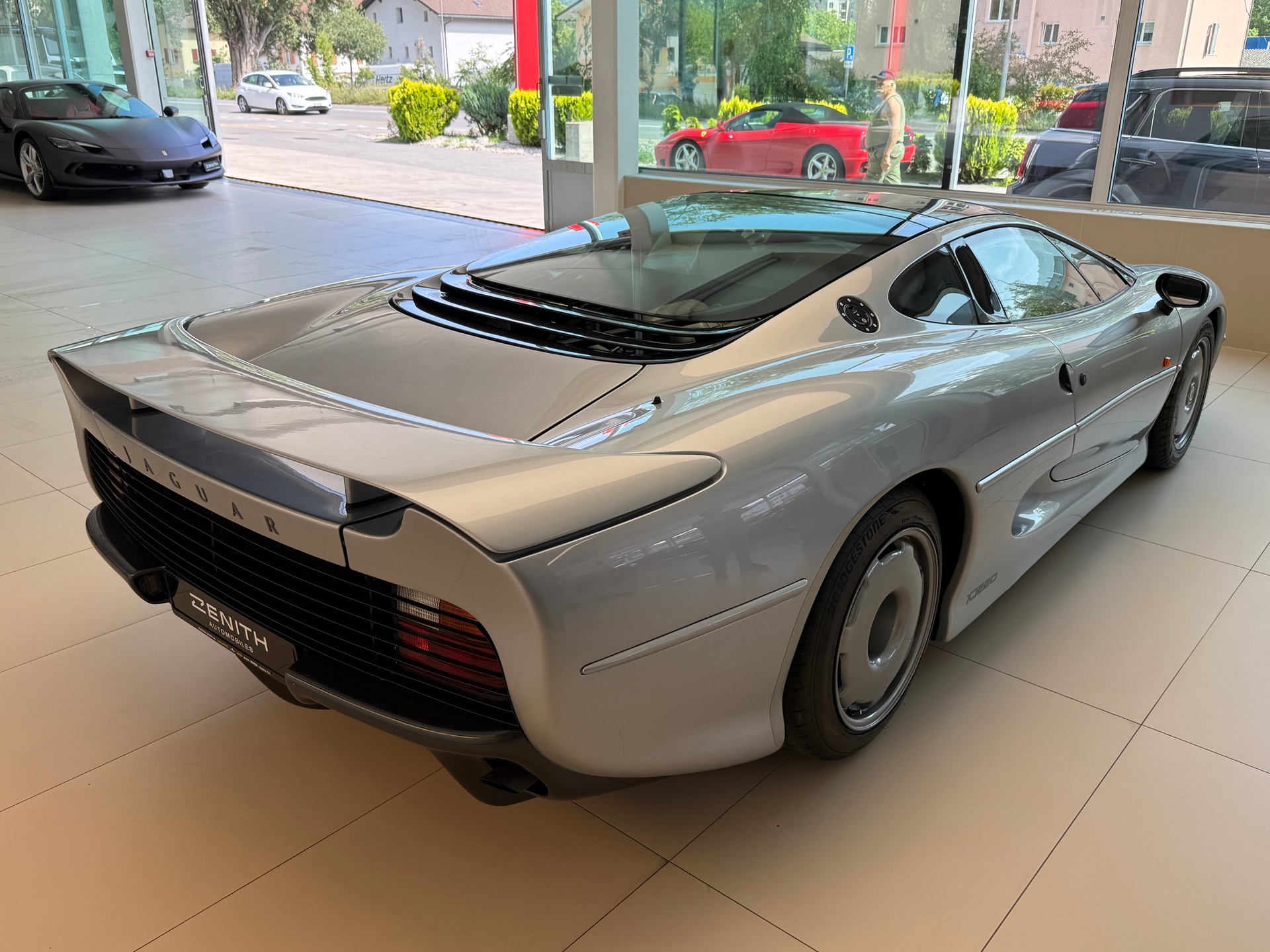 JAGUAR XJ 220-image-4