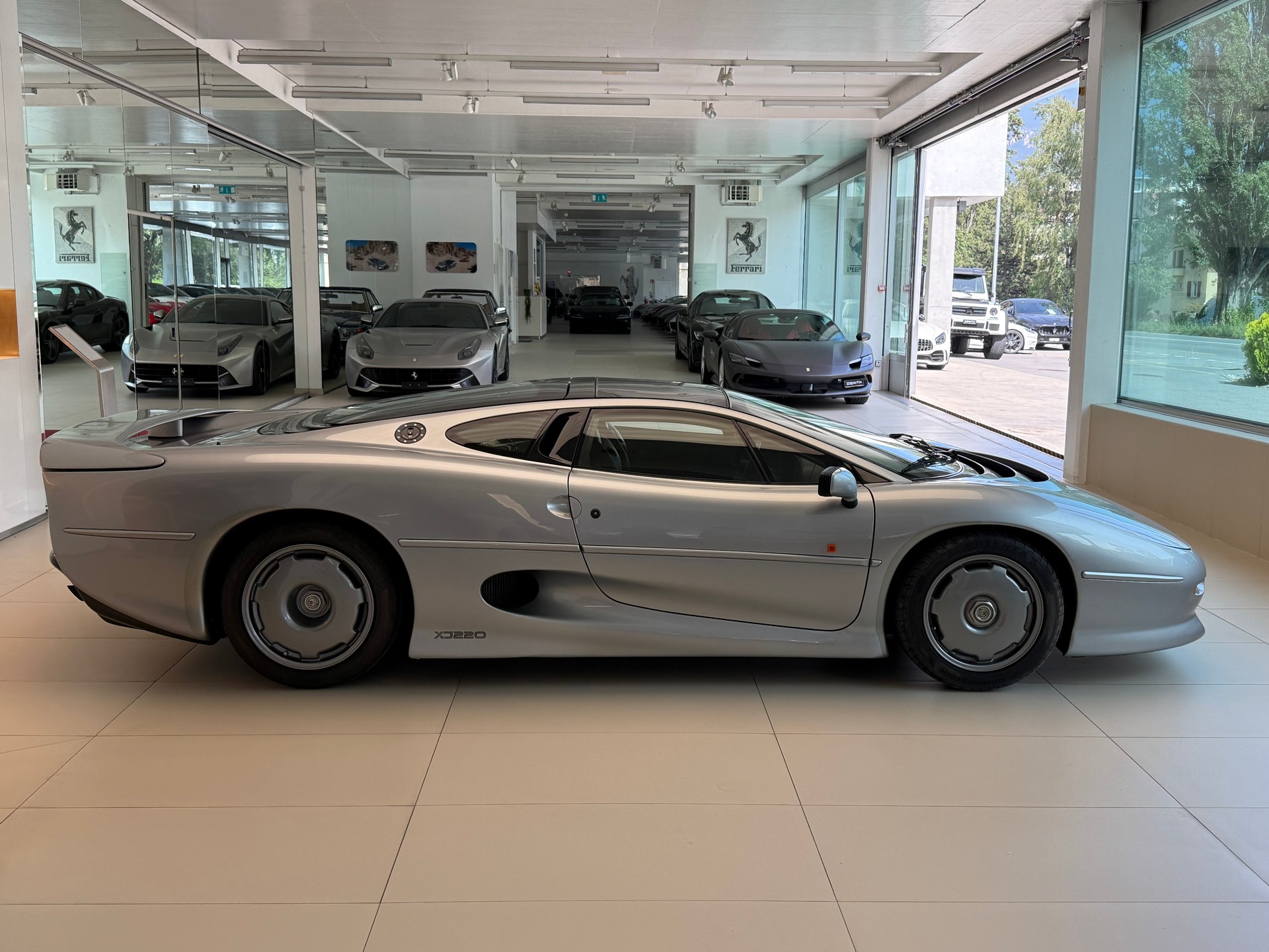 JAGUAR XJ 220-image-3