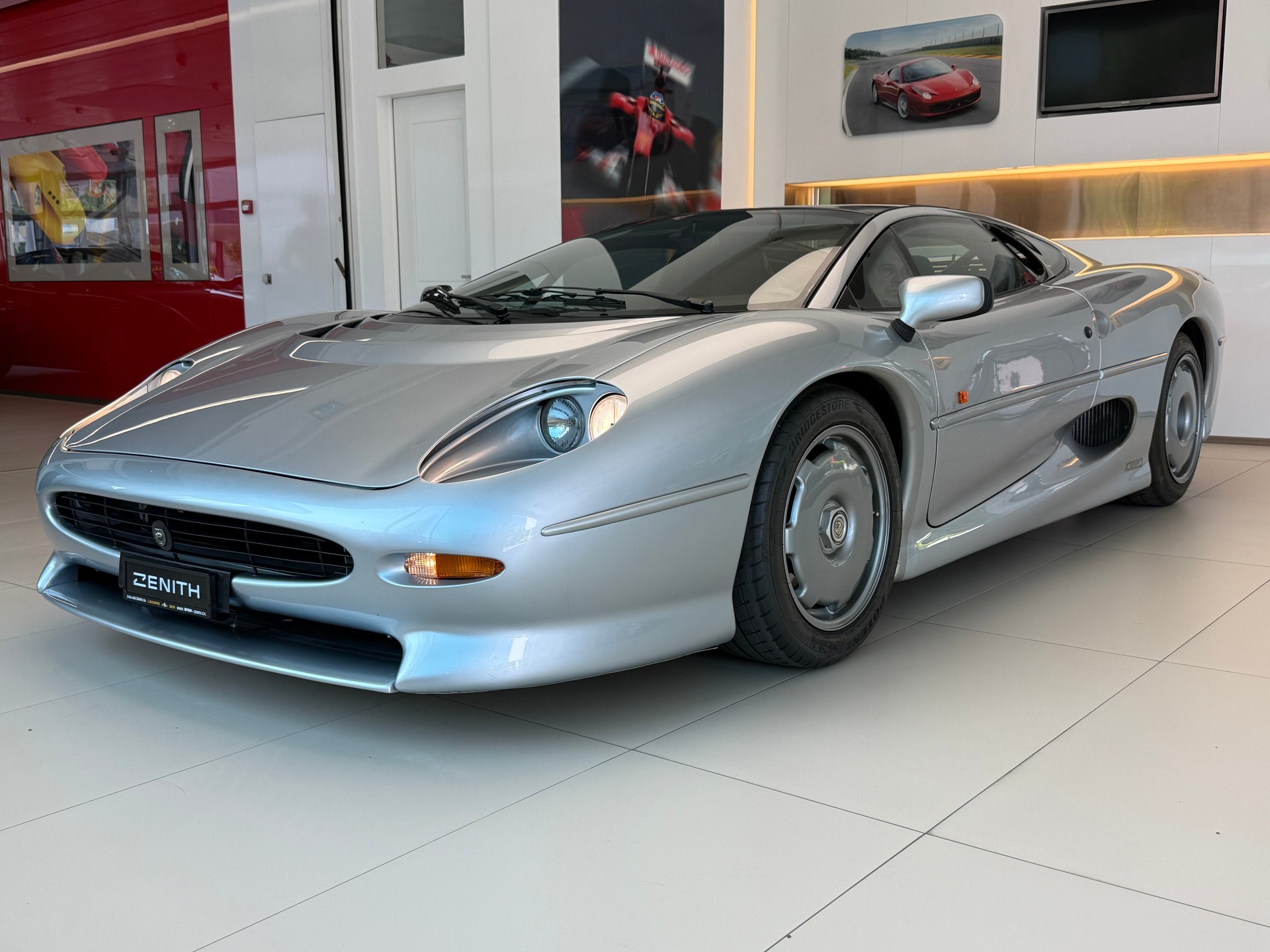 JAGUAR XJ 220-image-14