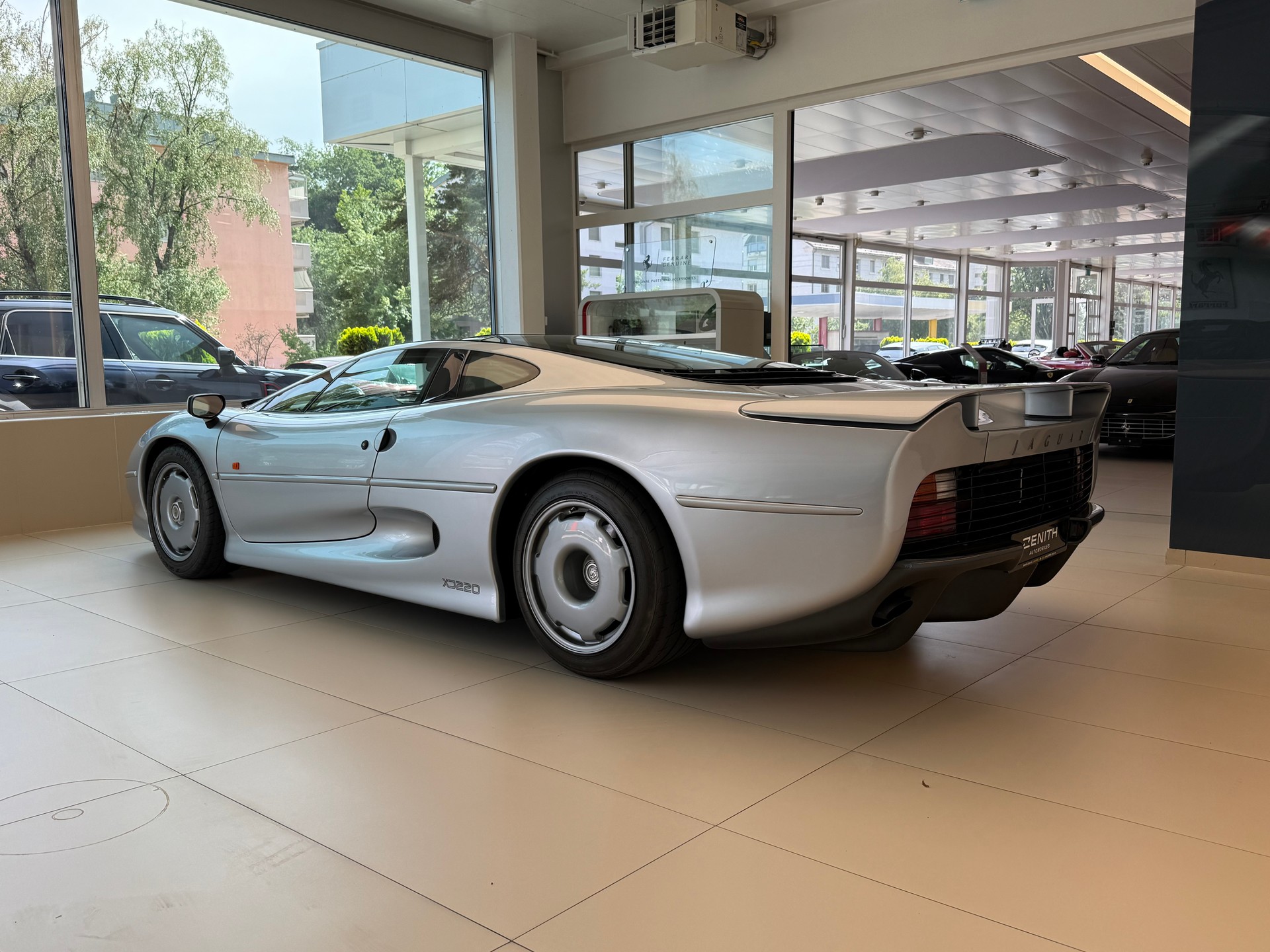 JAGUAR XJ 220-image-6