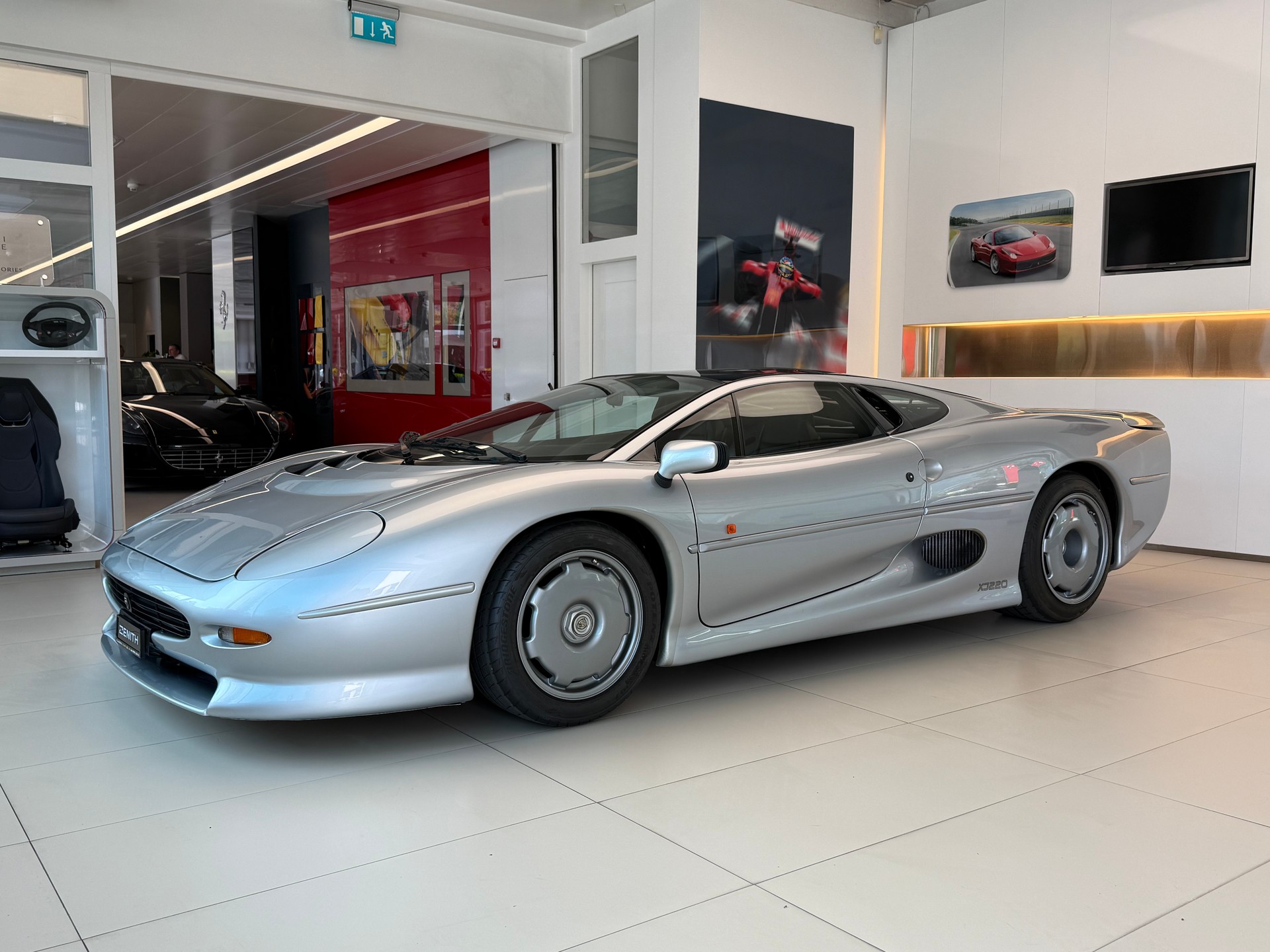 JAGUAR XJ 220-image-0