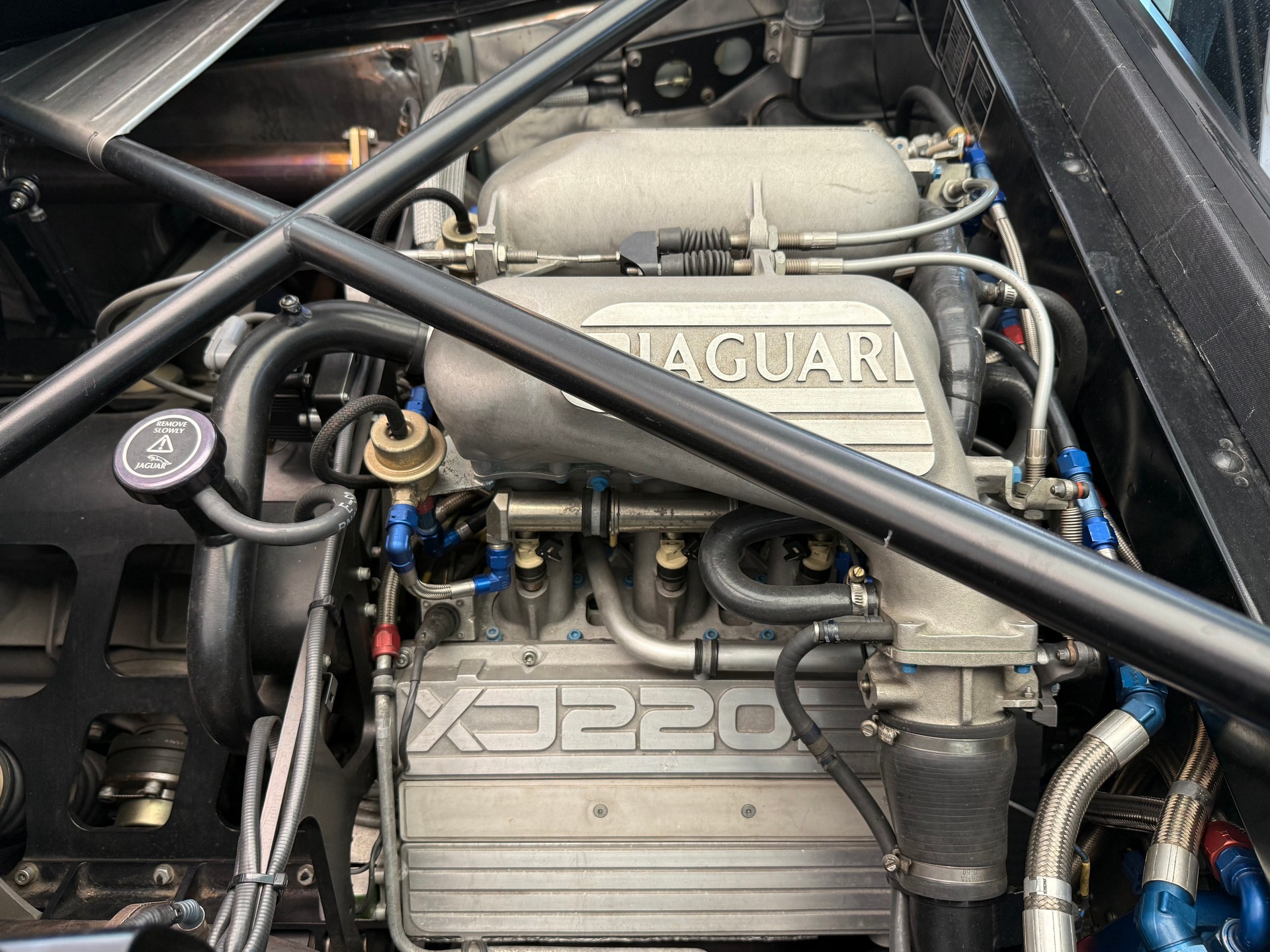 JAGUAR XJ 220-image-13