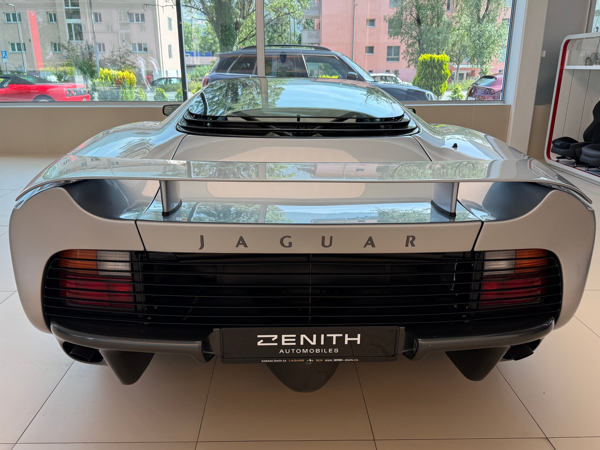 JAGUAR XJ 220-image-5