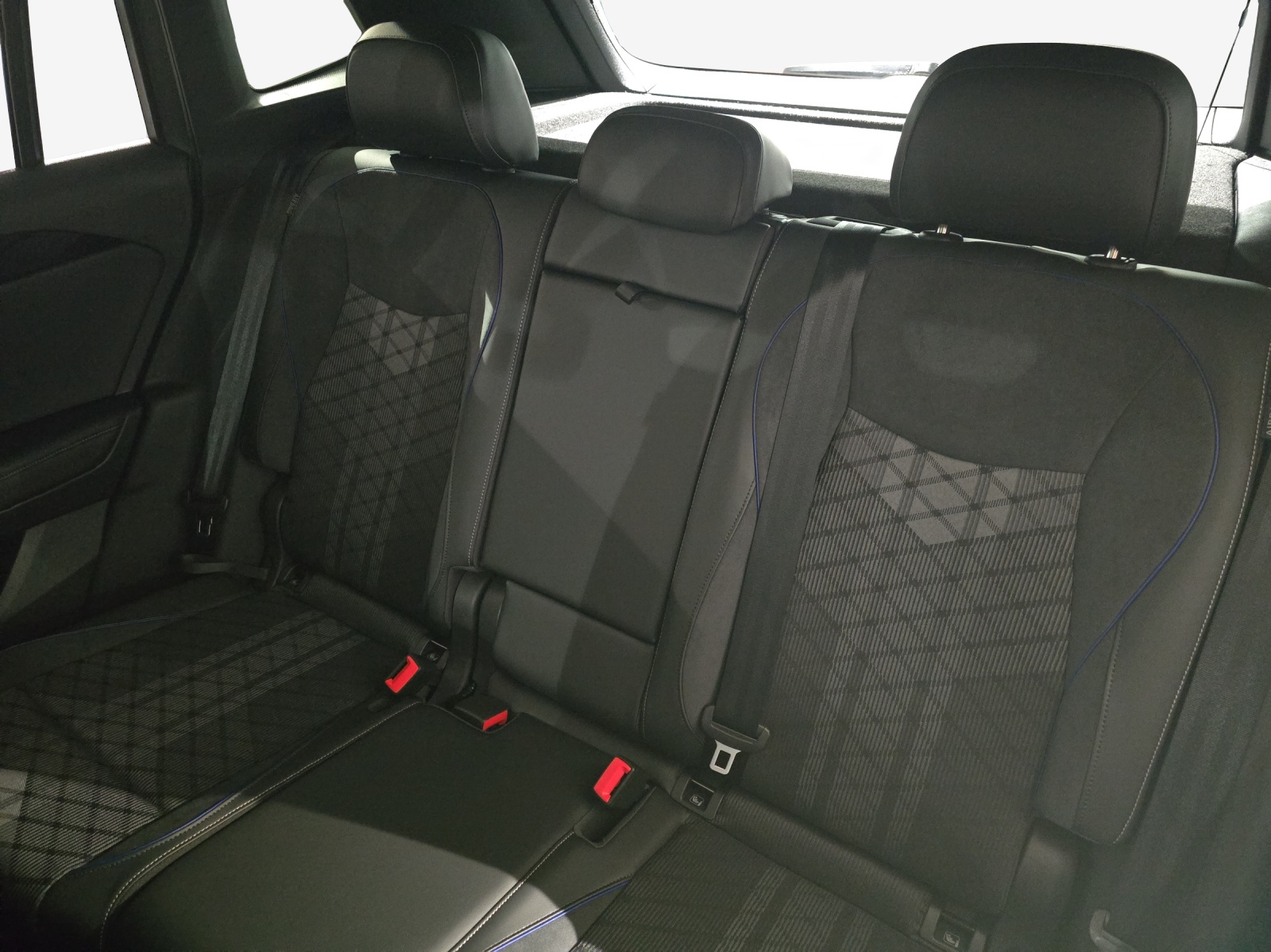VW Tiguan 2.0 TDI SCR R-Line 4Motion DSG-image-11