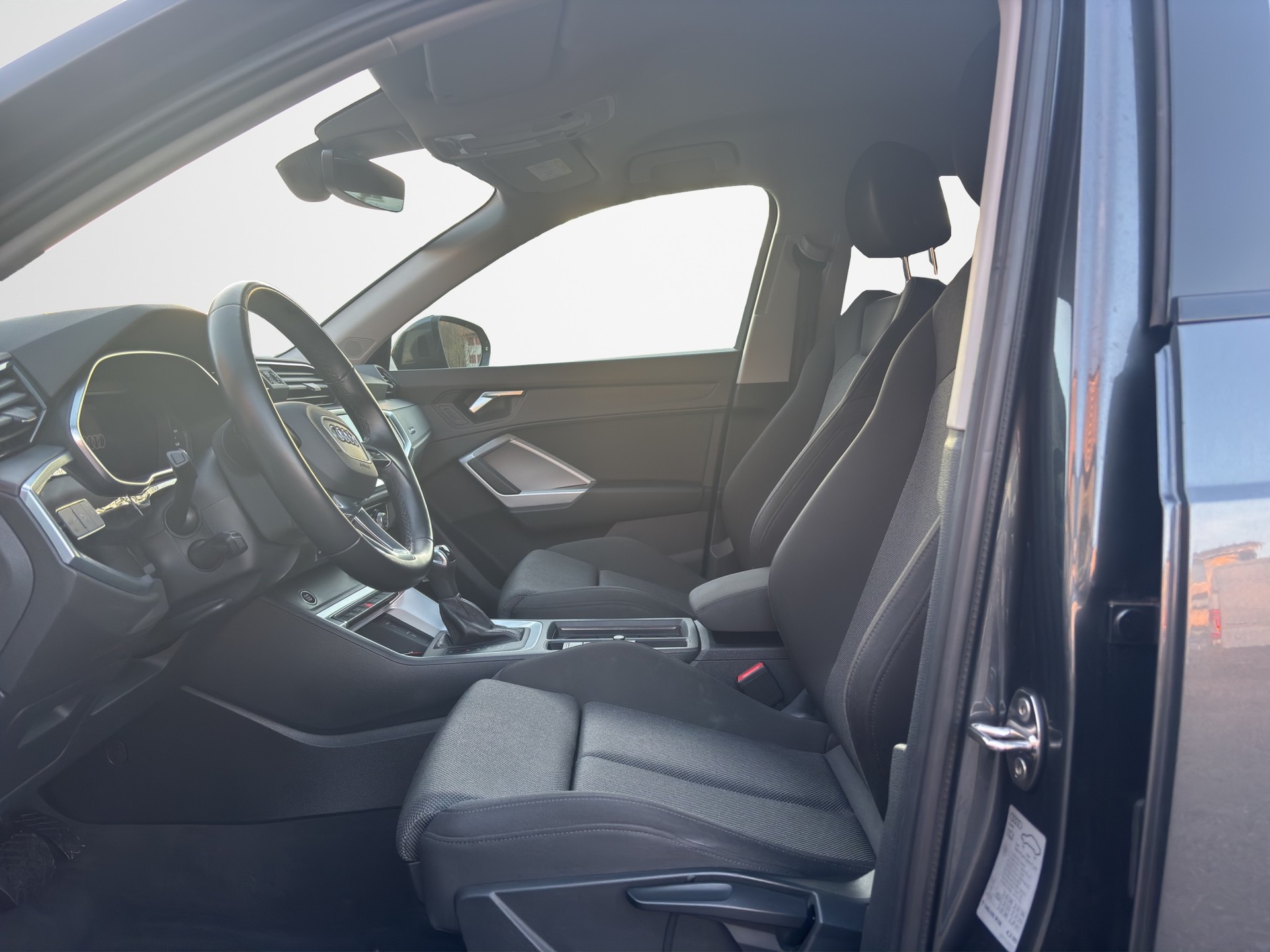 AUDI Q3 35 TDI S line quattro S-tronic-image-9