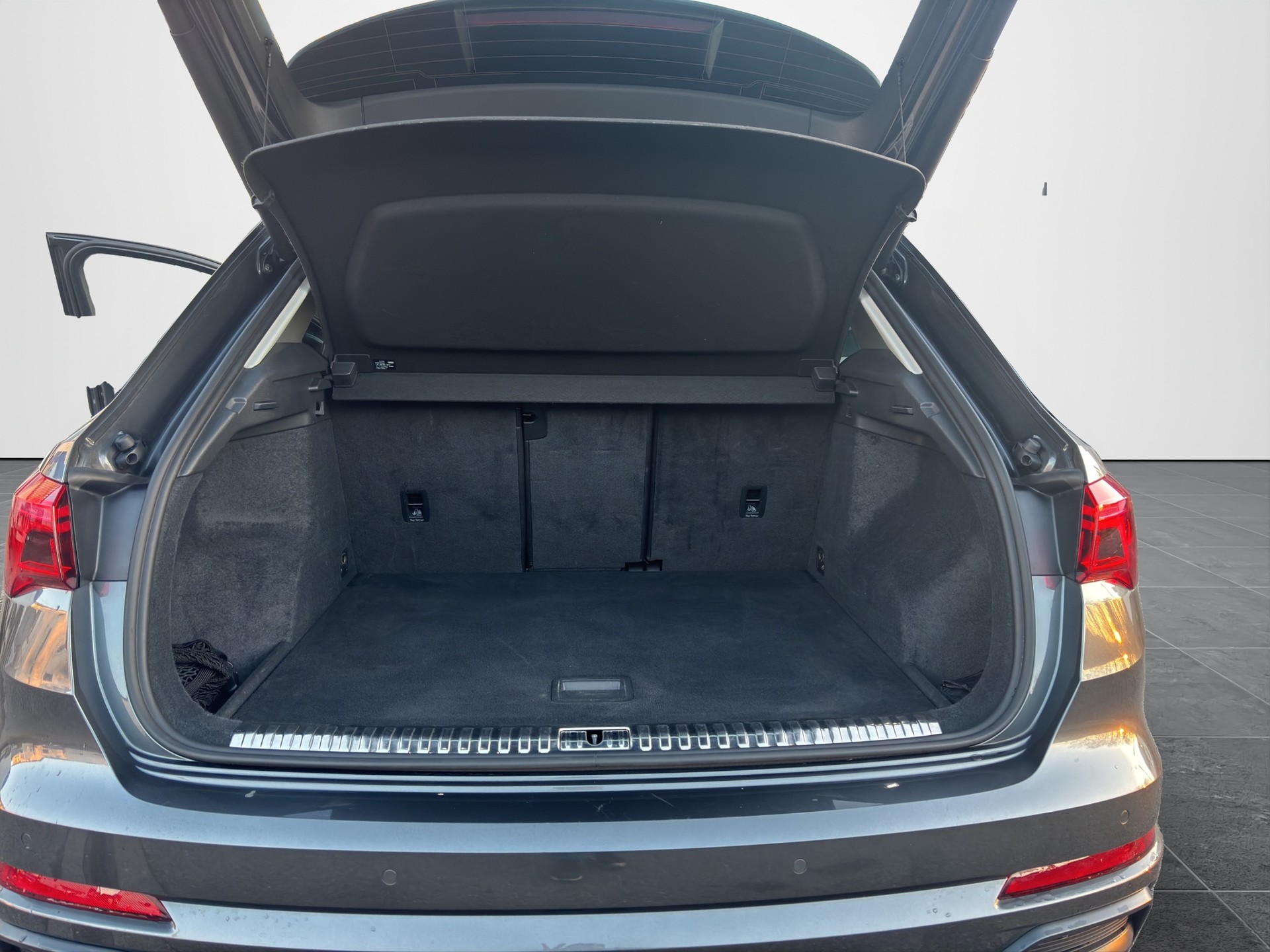 AUDI Q3 35 TDI S line quattro S-tronic-image-14