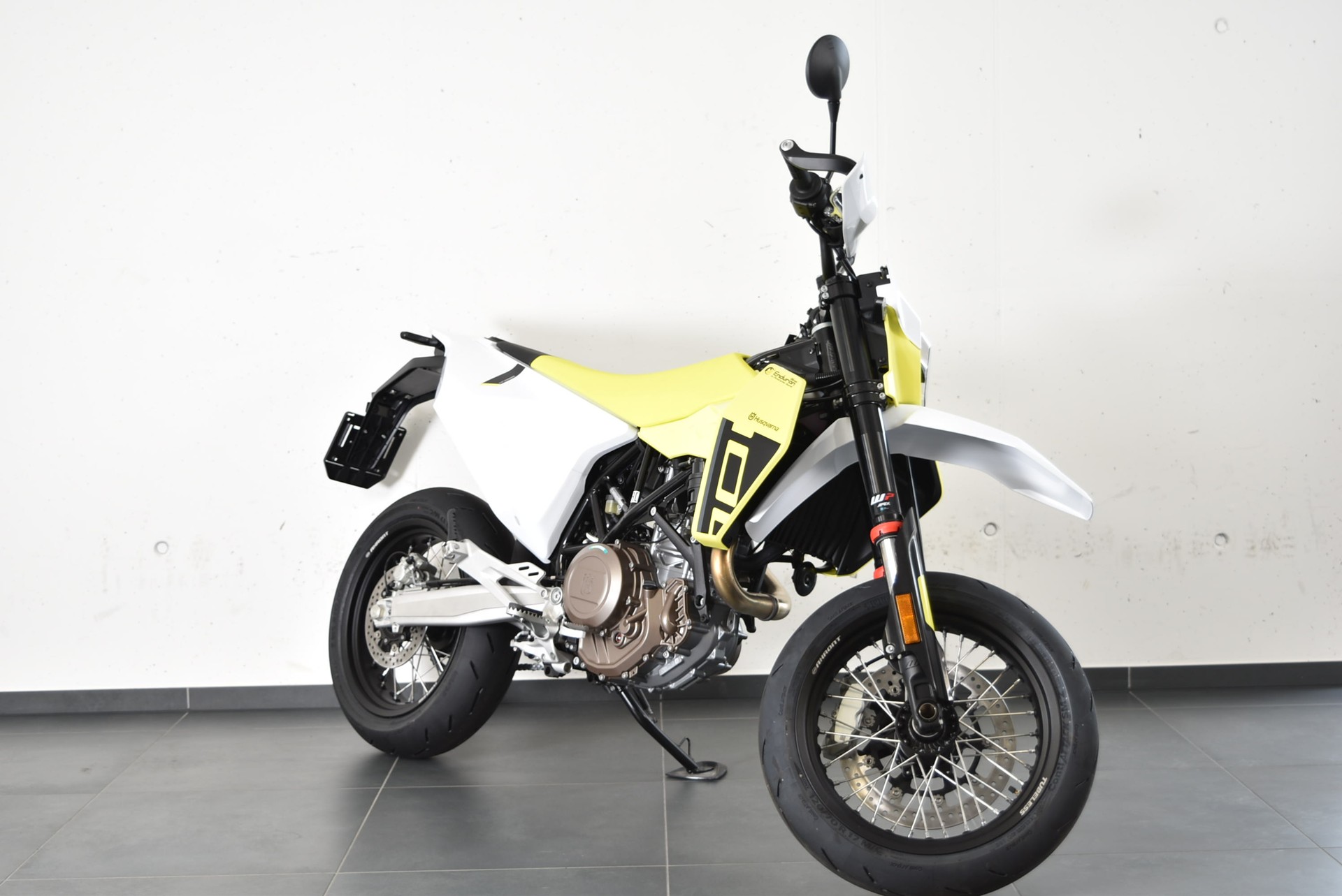 HUSQVARNA 701 Supermoto-showroom-element-2