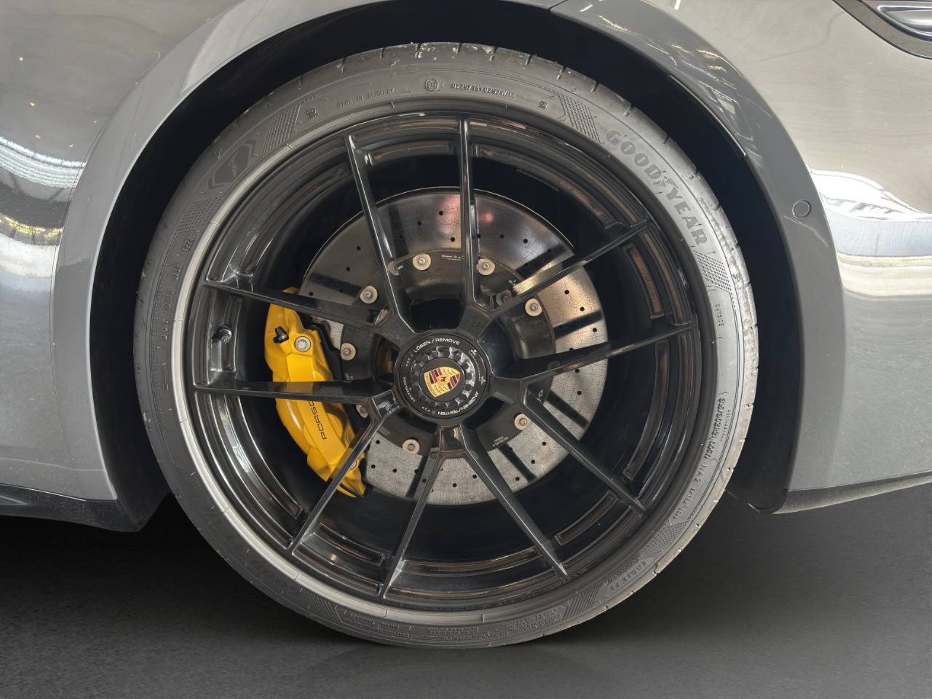 PORSCHE 911 Carrera GTS-image-5