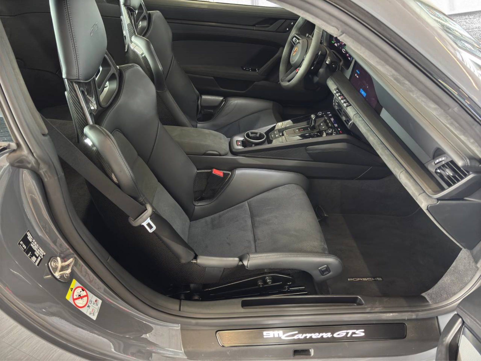 PORSCHE 911 Carrera GTS-image-16