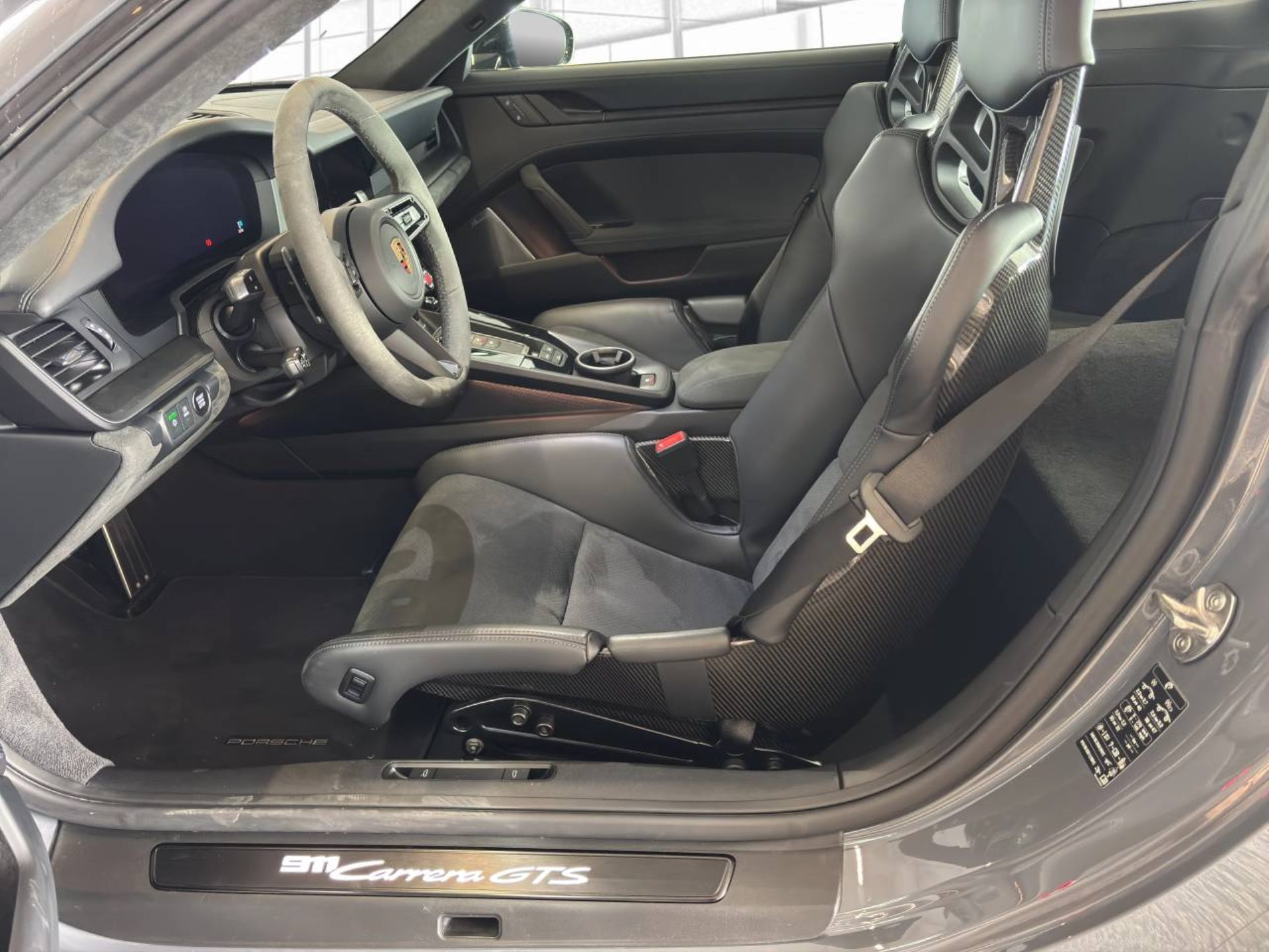 PORSCHE 911 Carrera GTS-image-4