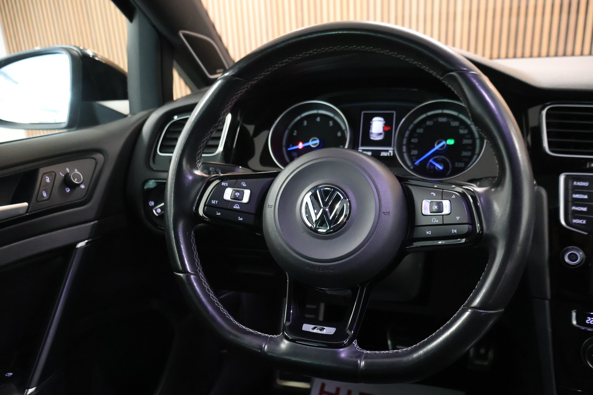 VW Golf 2.0 TSI R 4Motion DSG-image-16