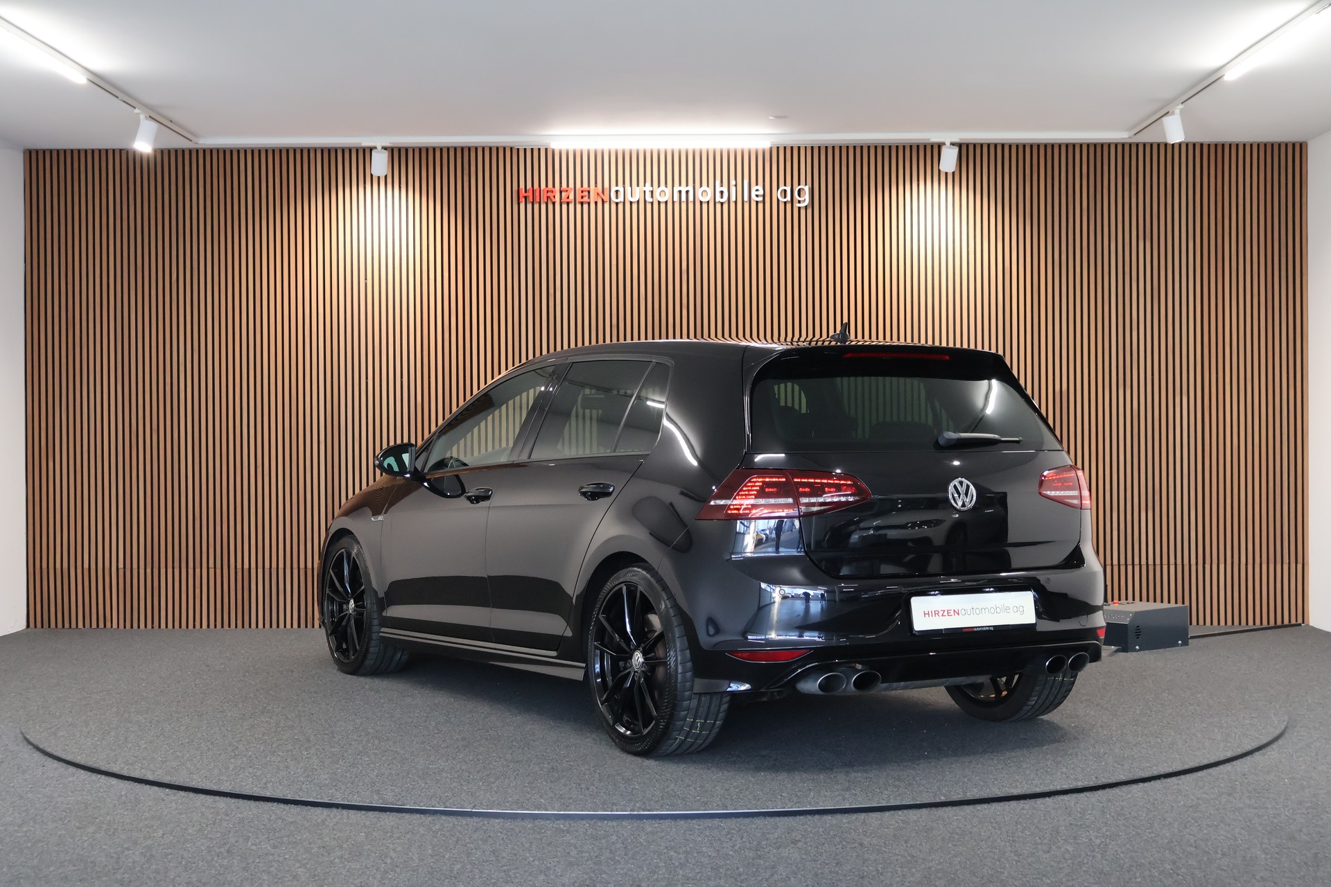 VW Golf 2.0 TSI R 4Motion DSG-image-2