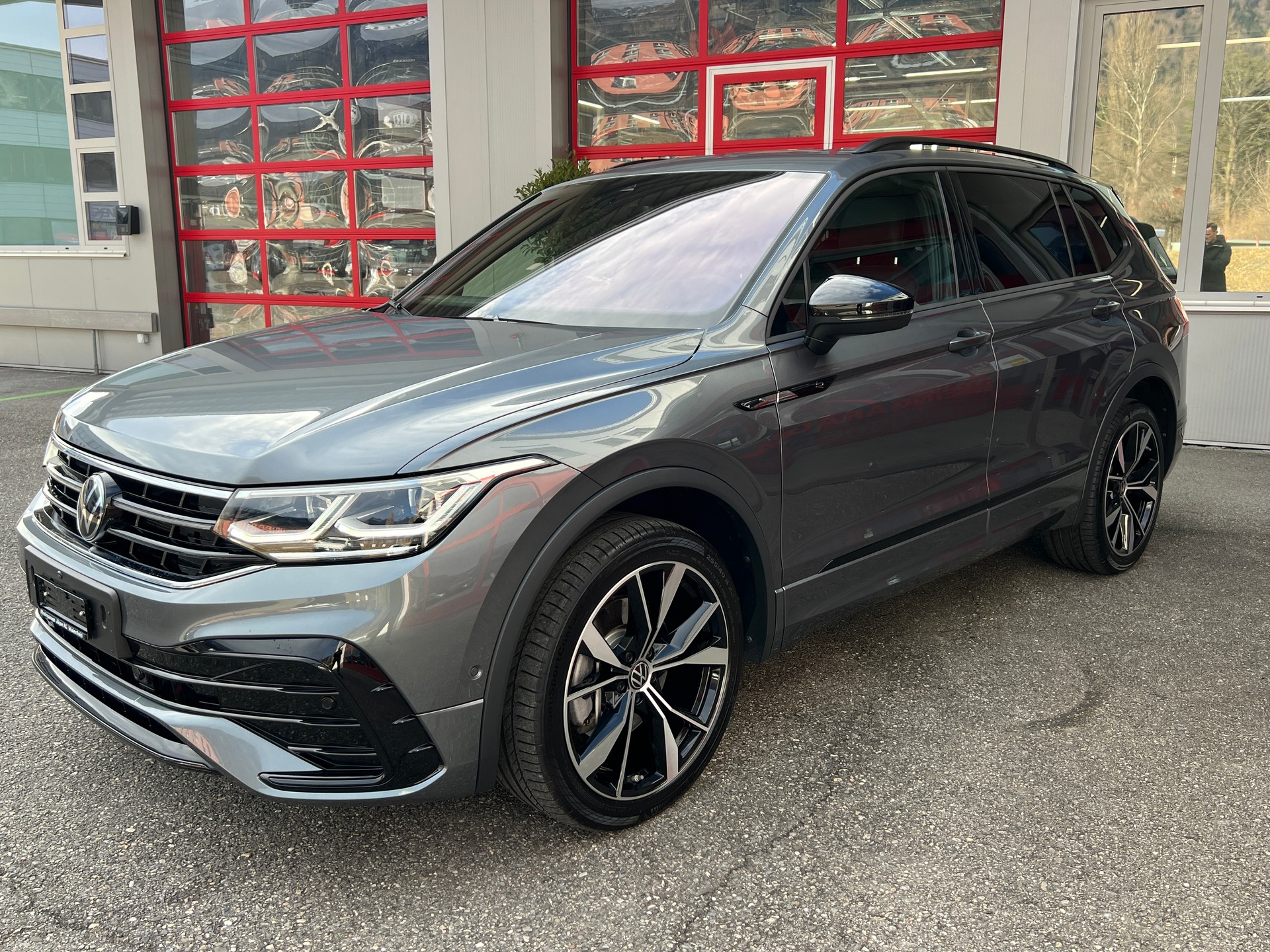 VW Tiguan Allspace 2.0TSI R-Line 4Motion DSG-image-2