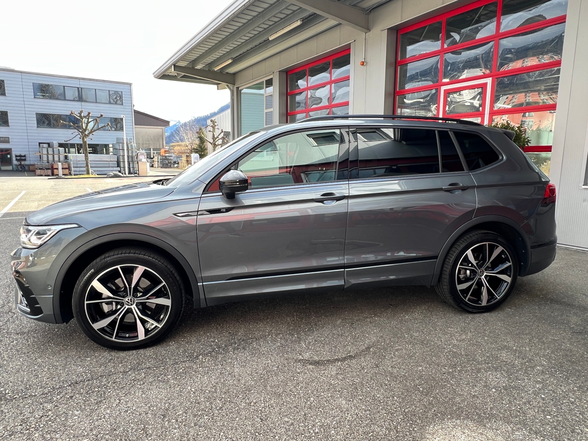 VW Tiguan Allspace 2.0TSI R-Line 4Motion DSG-image-3