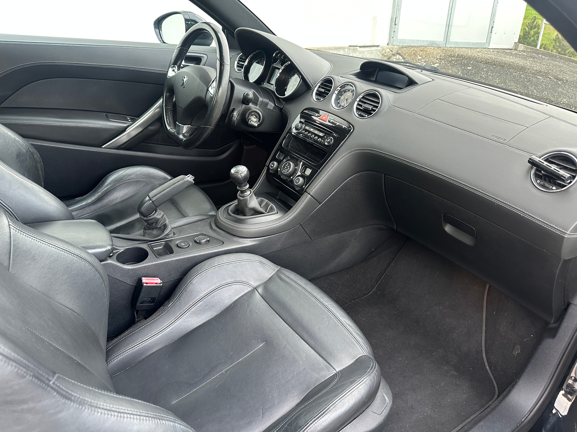 PEUGEOT RCZ 1.6 Turbo Black Yearling-image-4