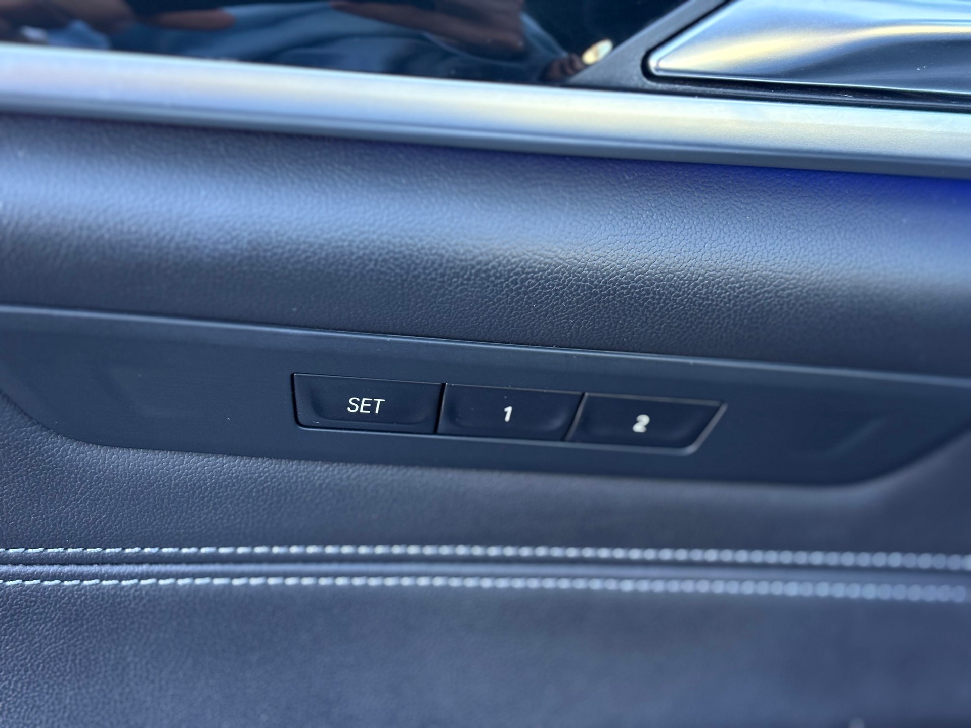 BMW M5 xDrive Competition Drivelogic *Individual Frozen Black*-image-22