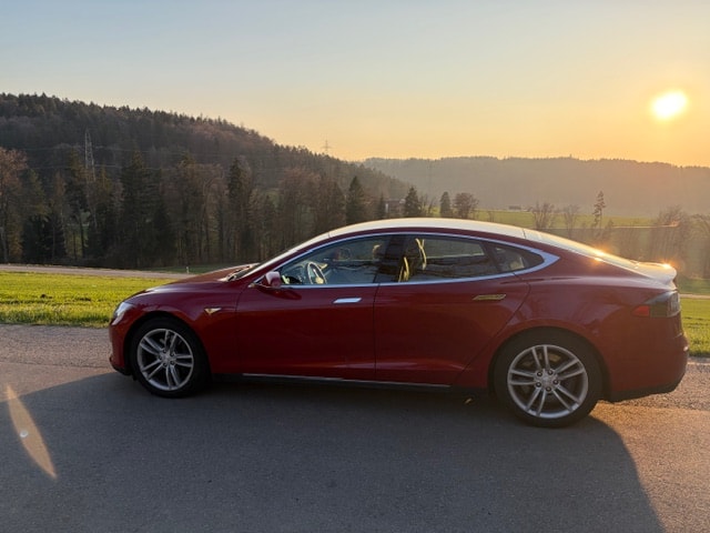 TESLA Model S 85 ***Free SuperCharger Life Long***-image-1