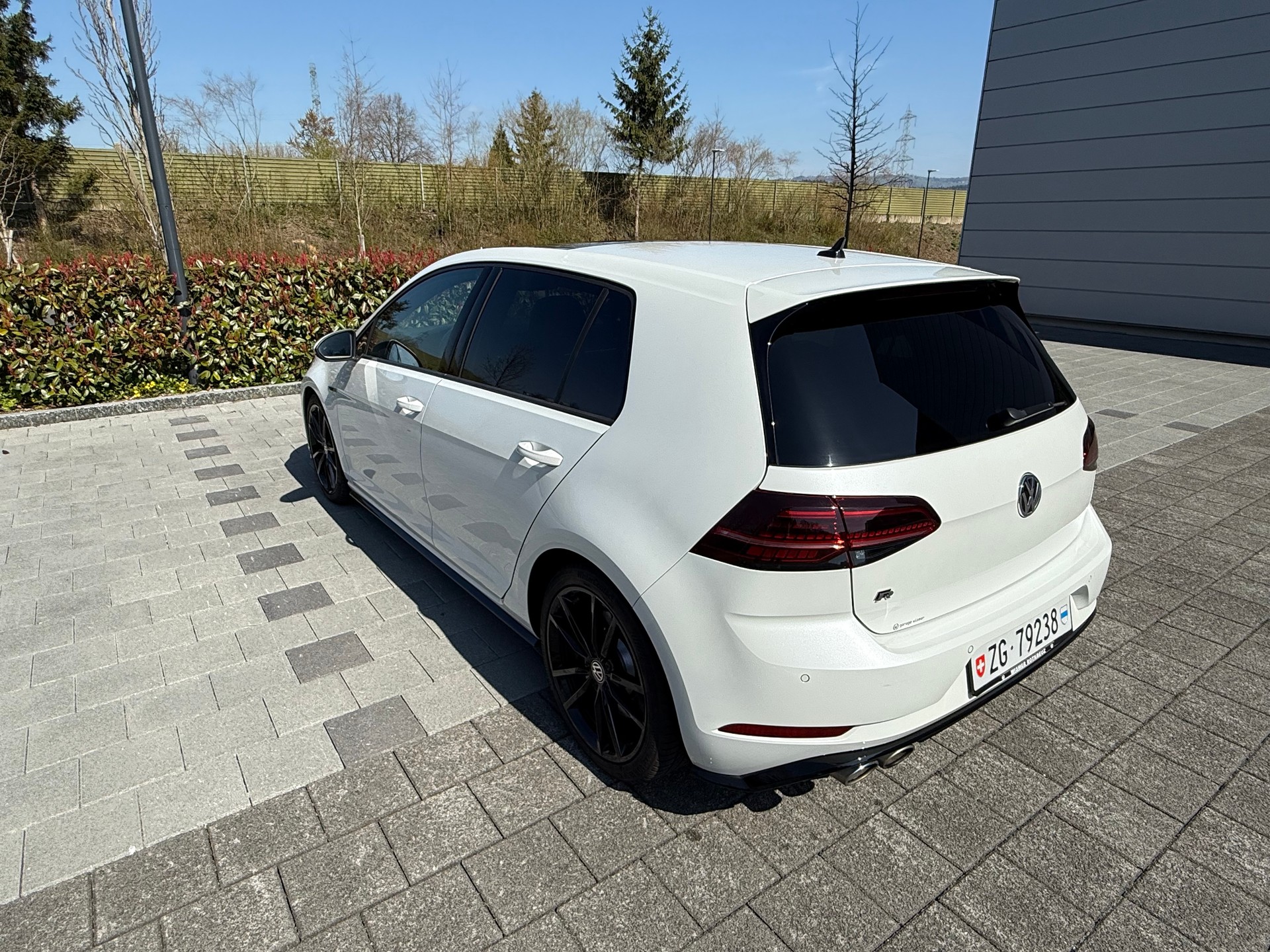 VW Golf 2.0 TSI R 4Motion DSG-image-2