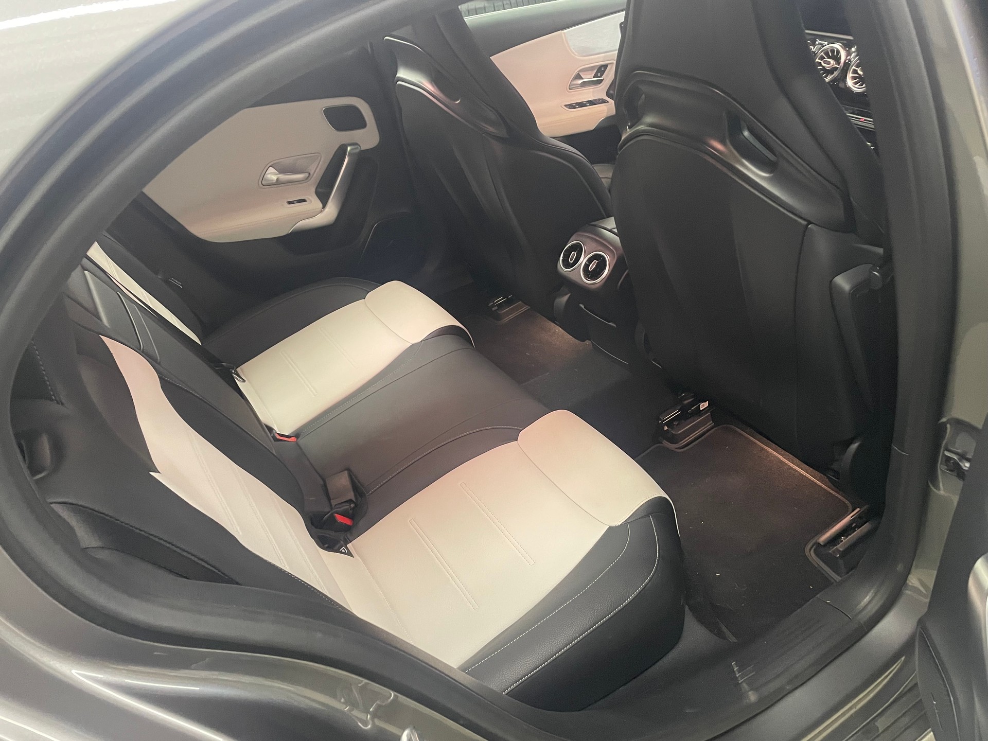 MERCEDES-BENZ A 35 AMG 4Matic Speedshift-image-8
