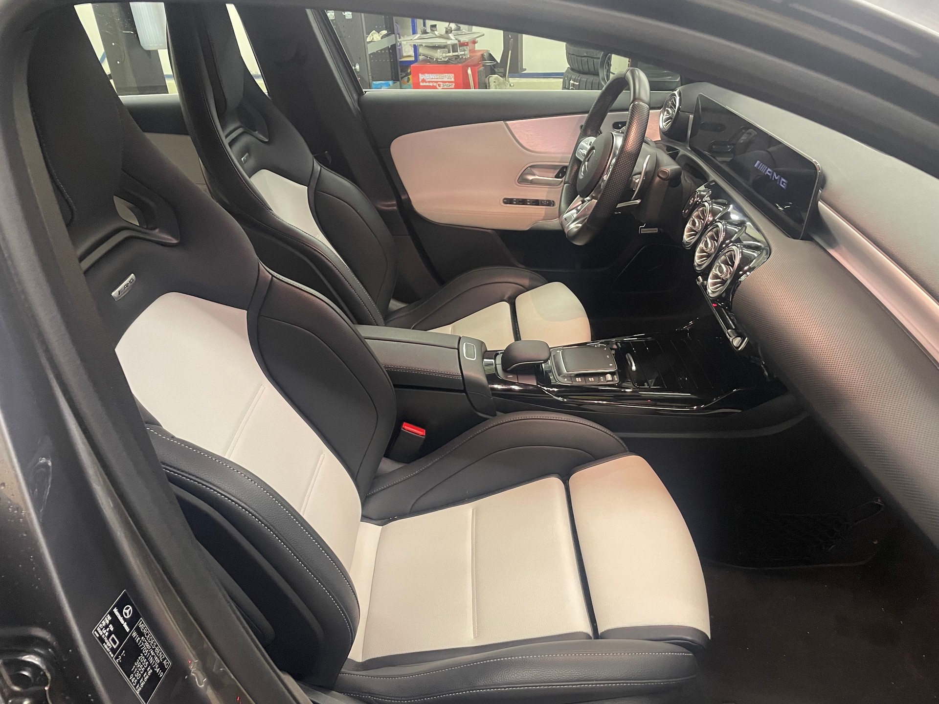 MERCEDES-BENZ A 35 AMG 4Matic Speedshift-image-7