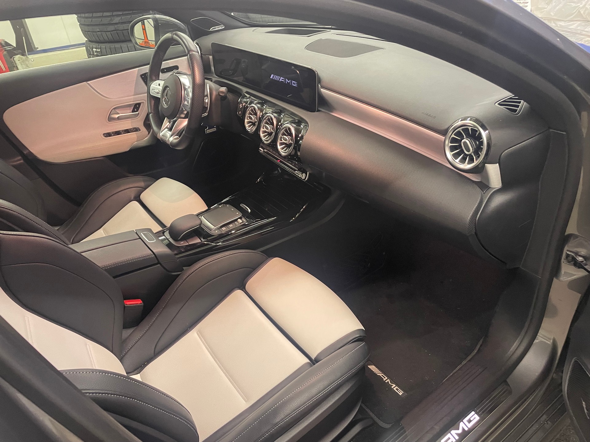MERCEDES-BENZ A 35 AMG 4Matic Speedshift-image-6