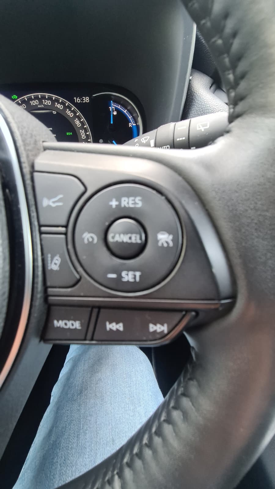TOYOTA RAV-4 2.5 HSD Premium e-CVT 4WD ** 222 PS ** Voll-Leder ** Gr-Navi ** RF-Kamera ** Abstandsregelsysteme ** Ab MFK & Service **-image-9
