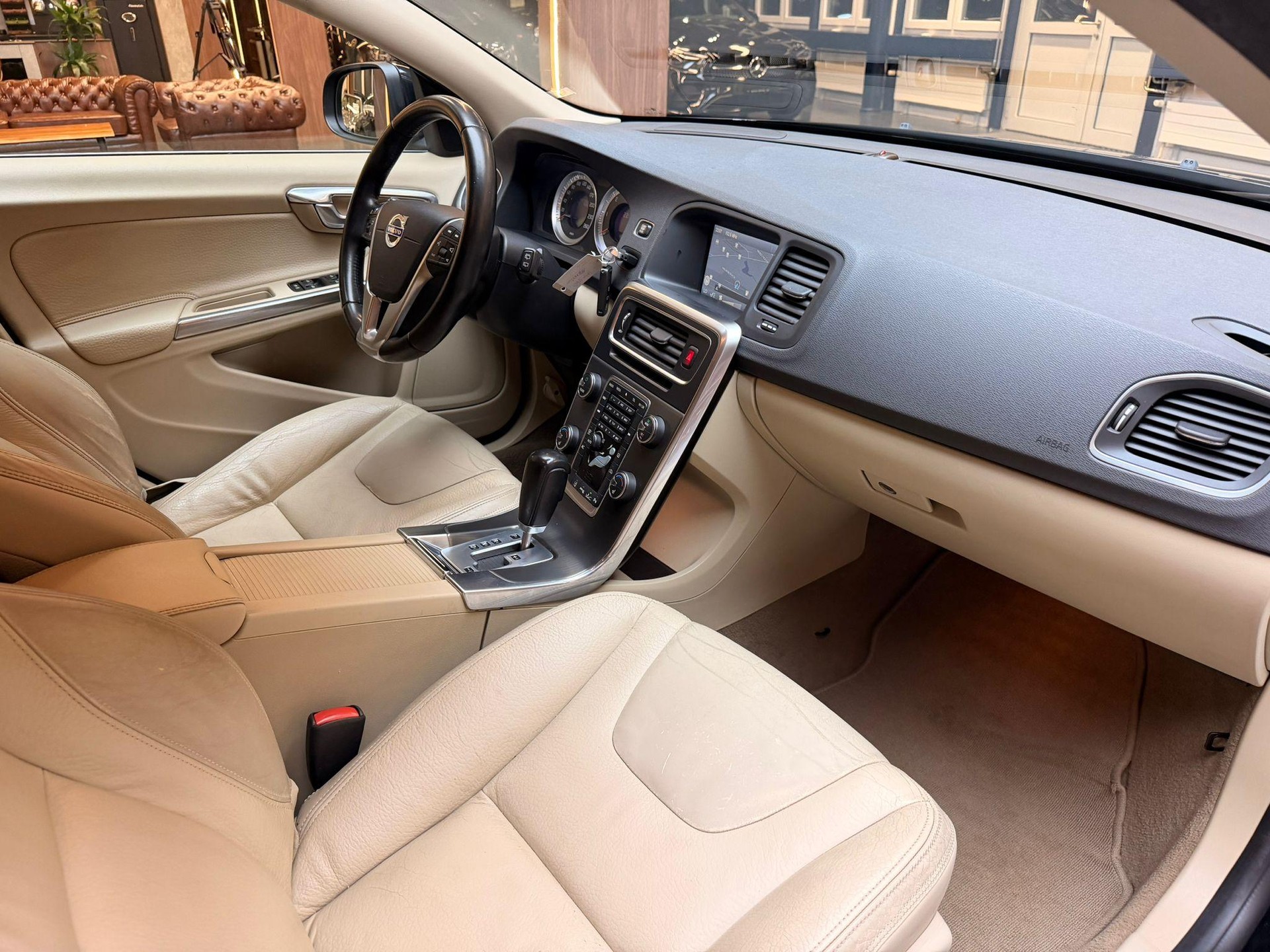 VOLVO V60 2.0 D3 Momentum S/S-image-12
