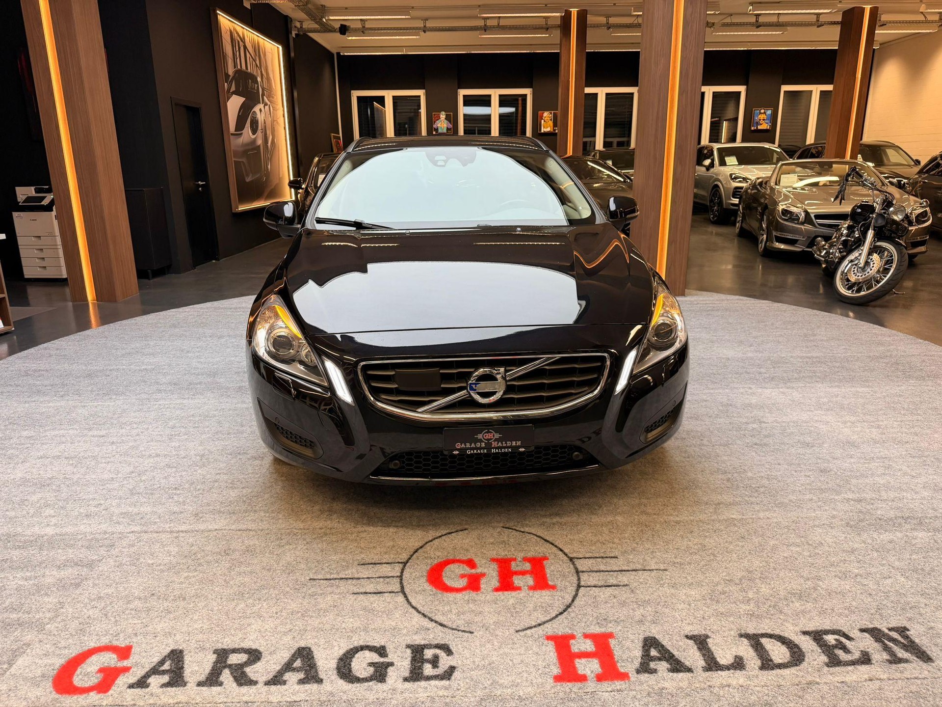 VOLVO V60 2.0 D3 Momentum S/S-image-1