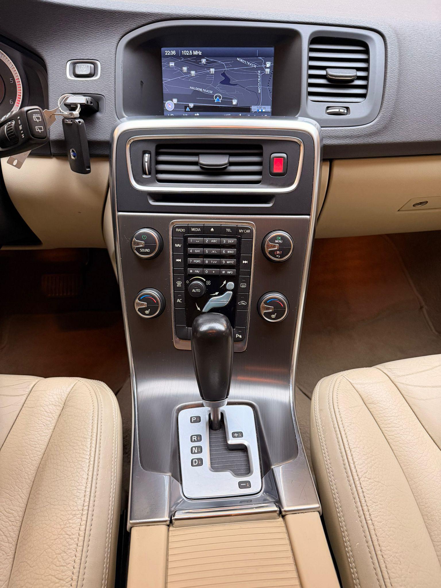 VOLVO V60 2.0 D3 Momentum S/S-image-9