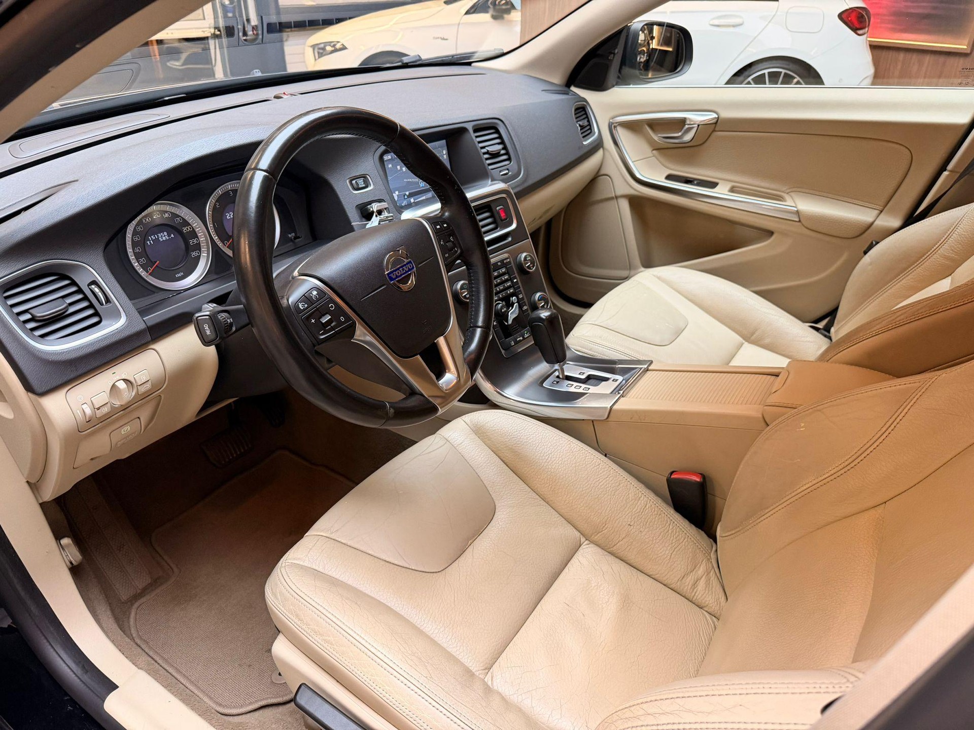 VOLVO V60 2.0 D3 Momentum S/S-image-11