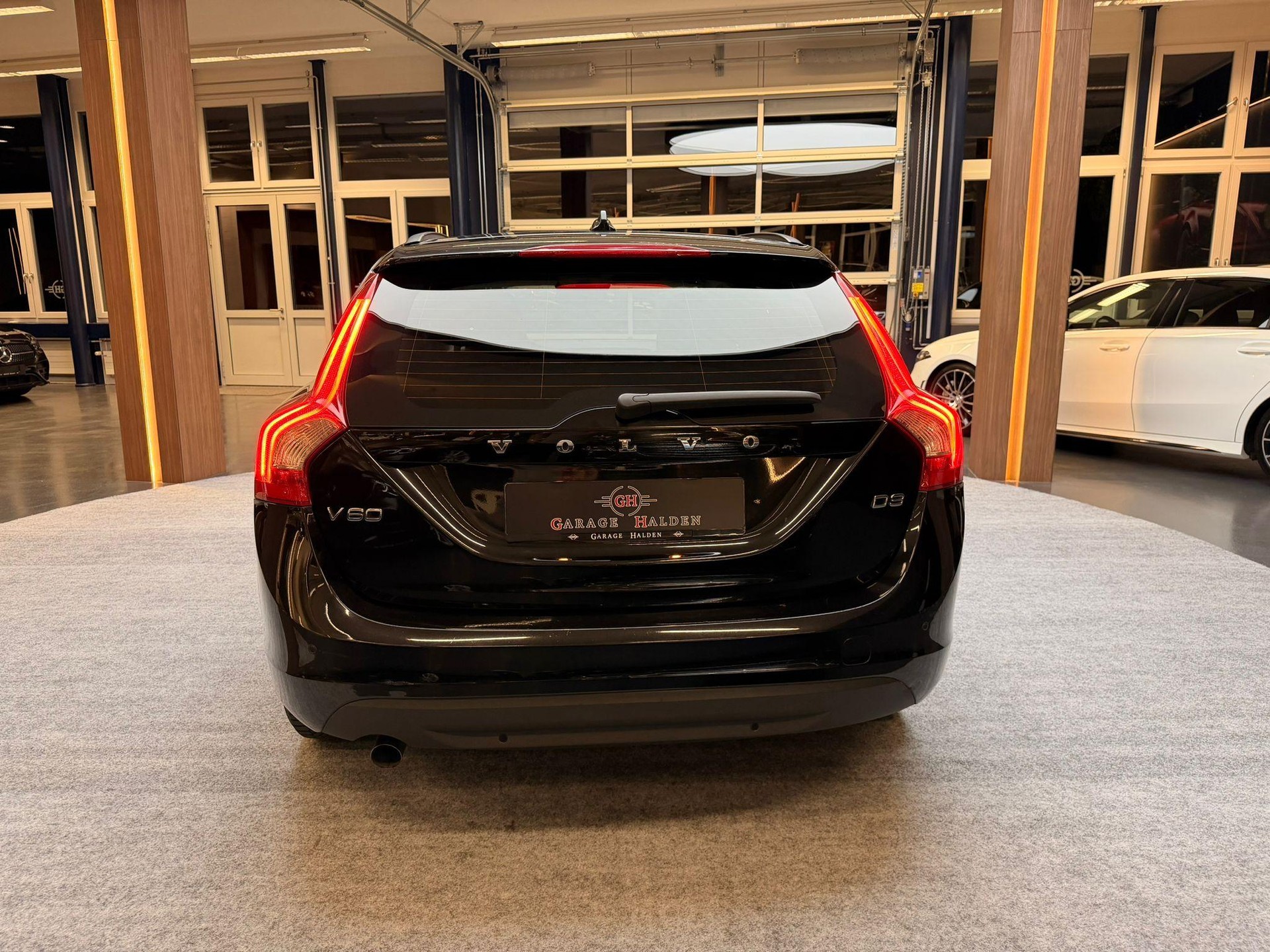 VOLVO V60 2.0 D3 Momentum S/S-image-5