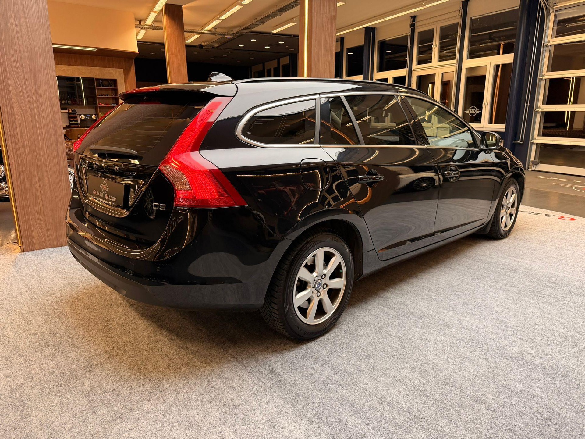 VOLVO V60 2.0 D3 Momentum S/S-image-6
