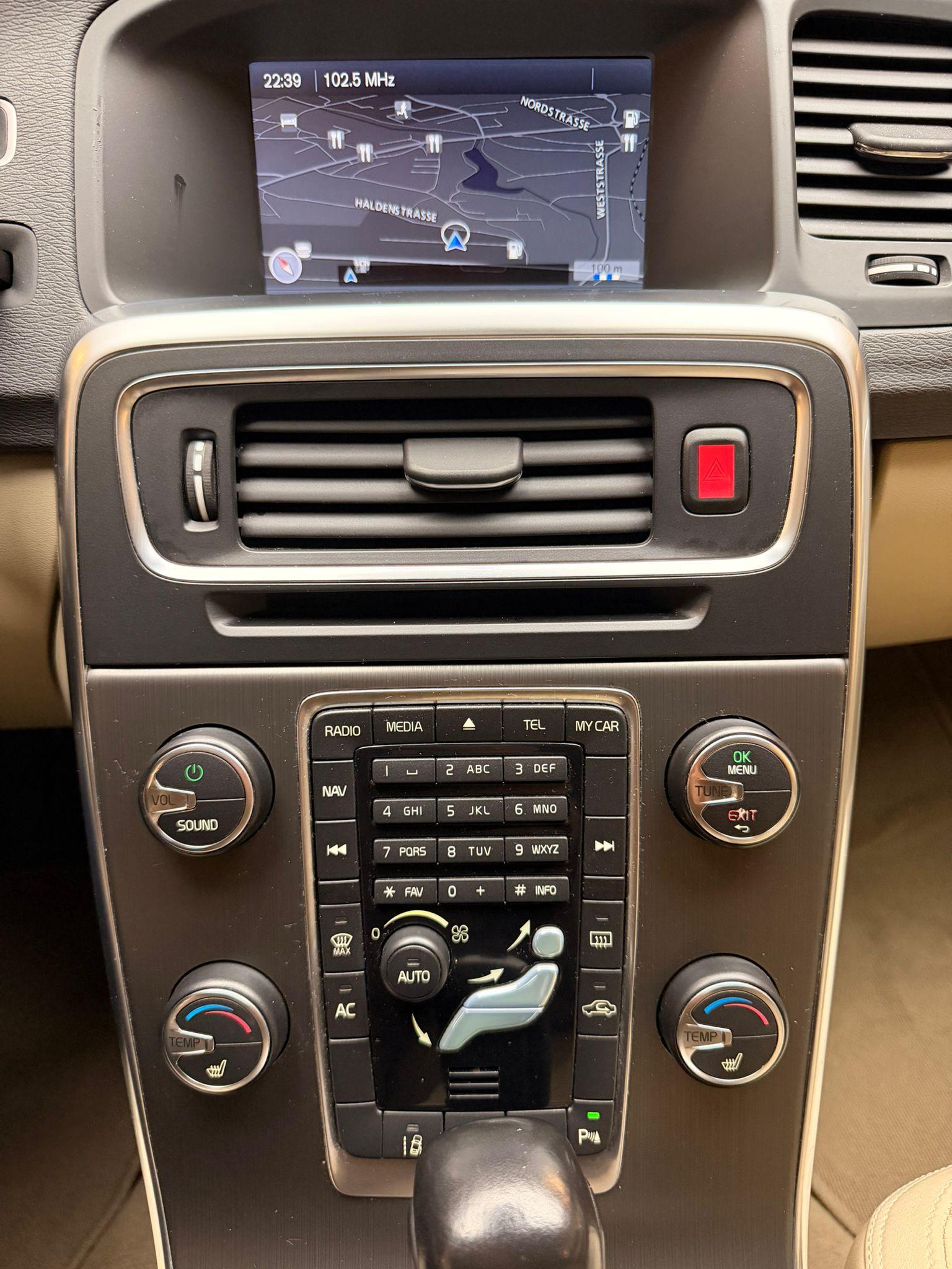 VOLVO V60 2.0 D3 Momentum S/S-image-17