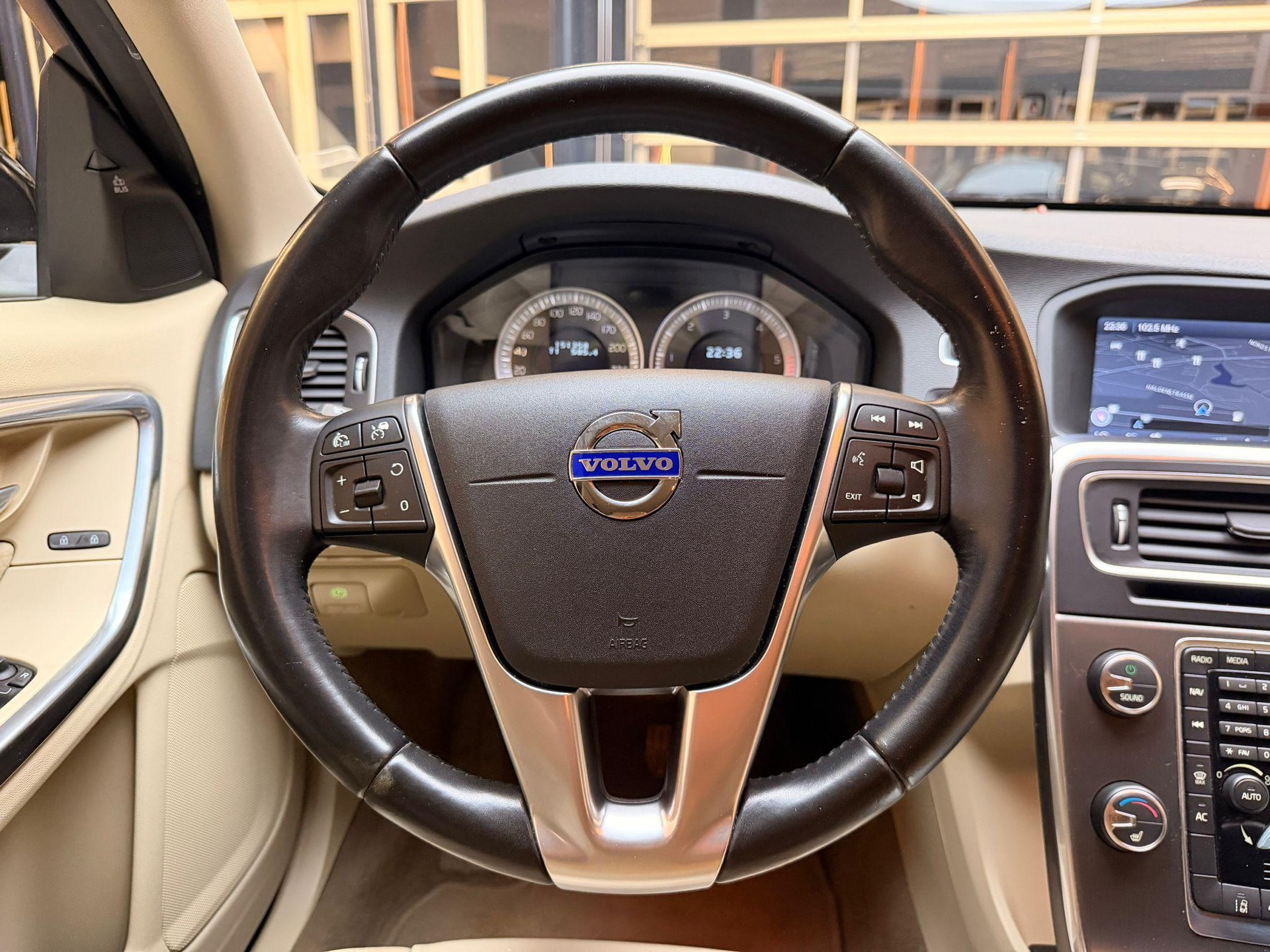 VOLVO V60 2.0 D3 Momentum S/S-image-10