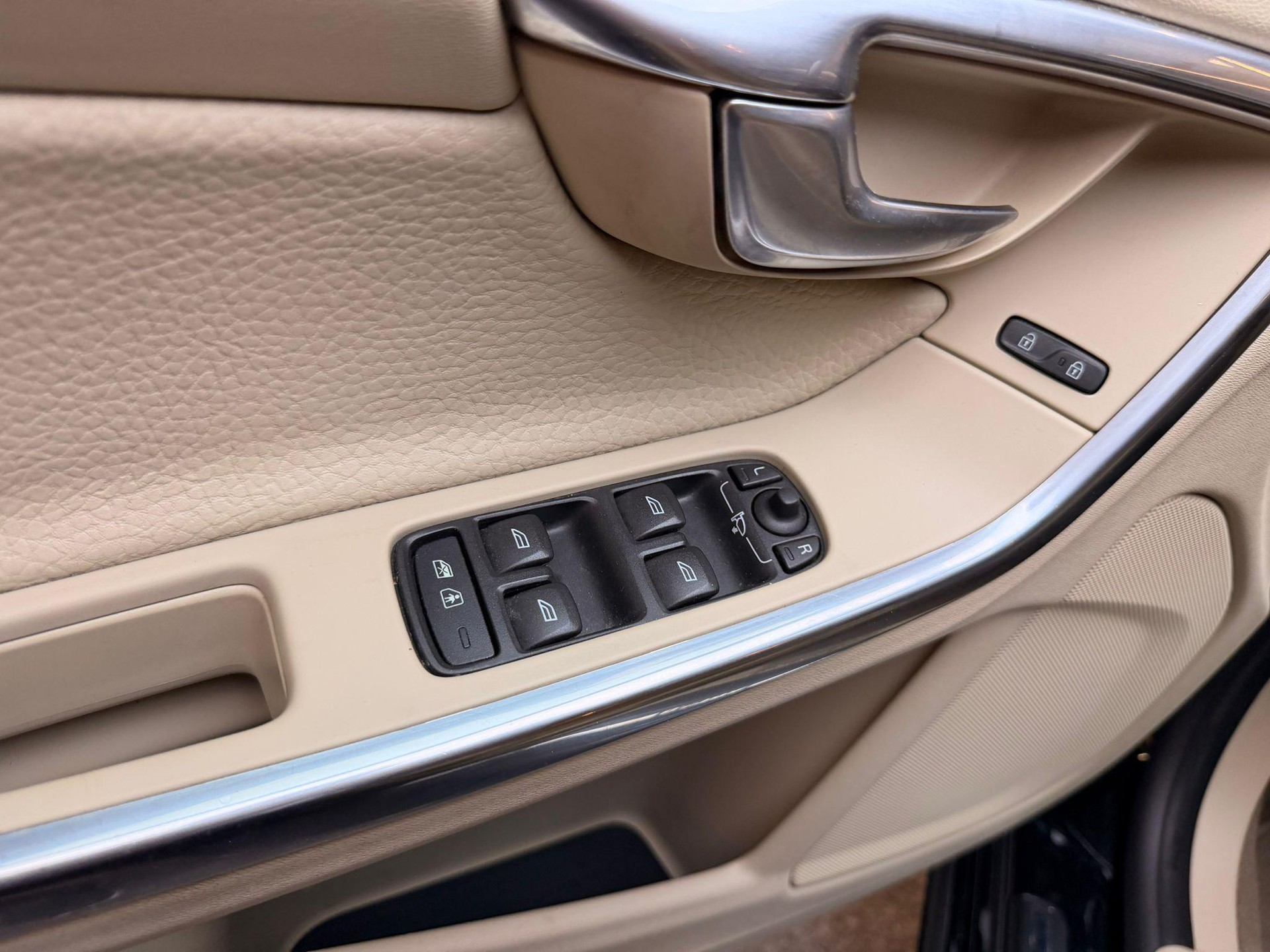 VOLVO V60 2.0 D3 Momentum S/S-image-14