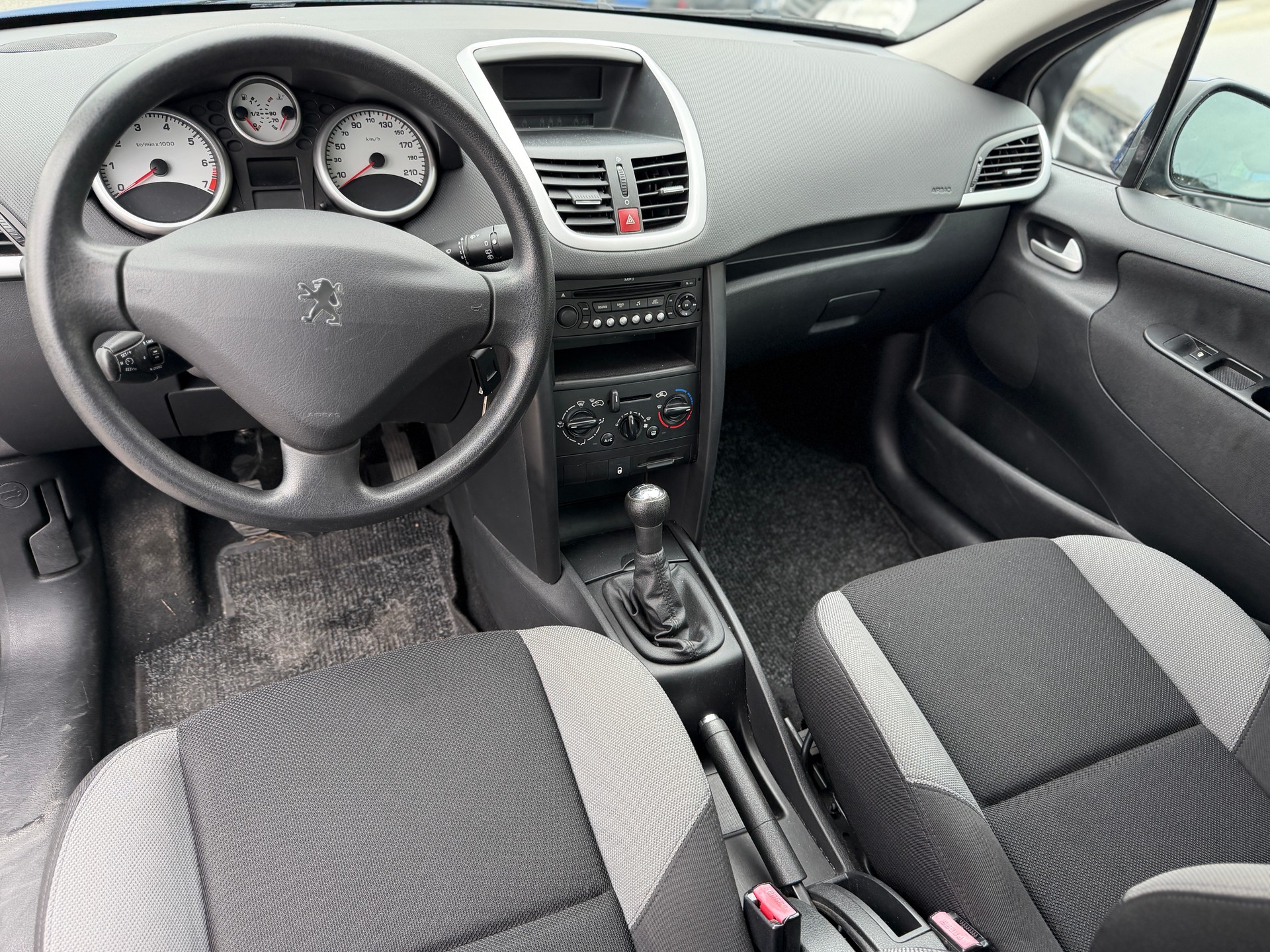 PEUGEOT 207 1.4 16V Trendy Clim'-image-9