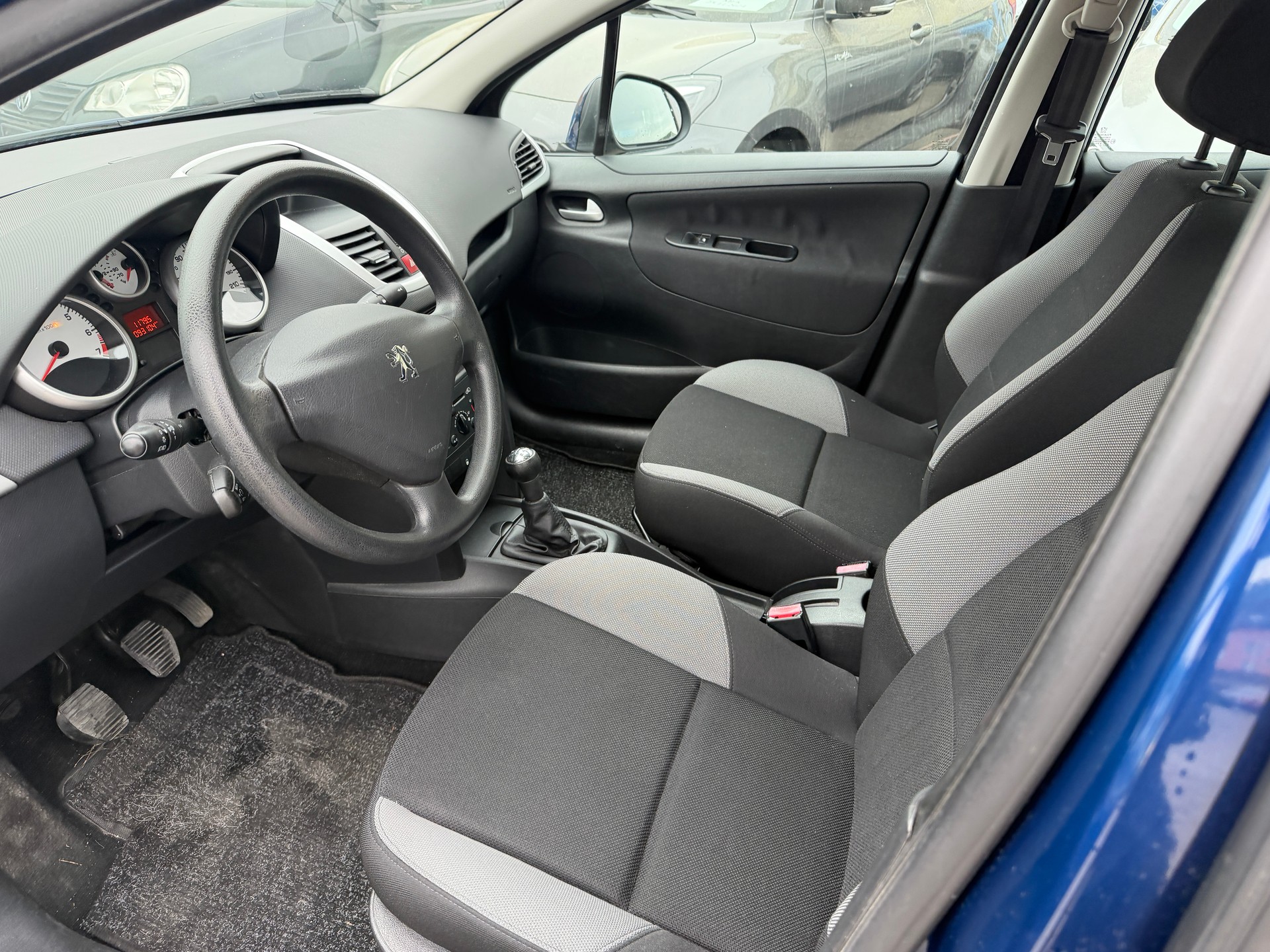PEUGEOT 207 1.4 16V Trendy Clim'-image-5