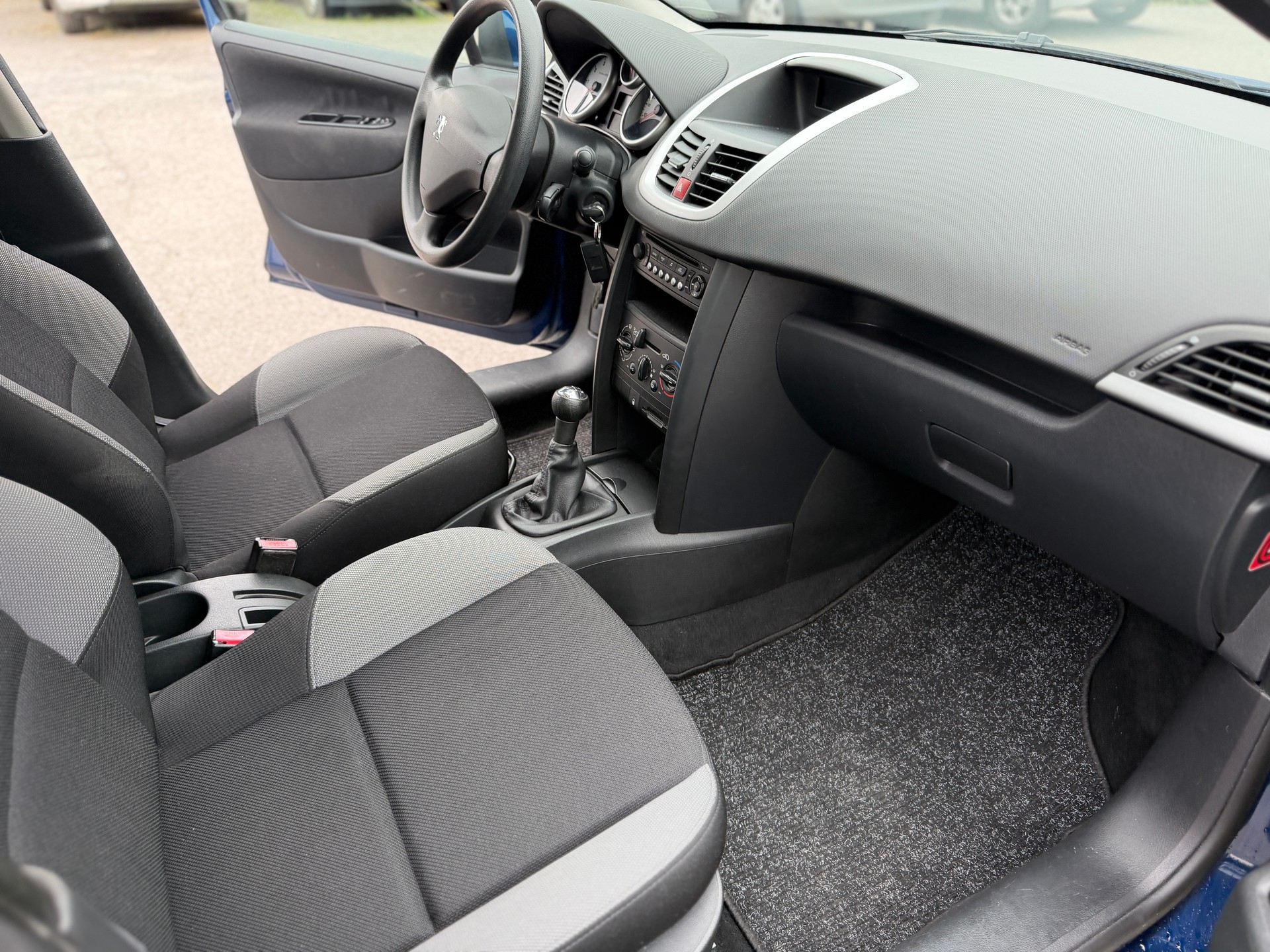PEUGEOT 207 1.4 16V Trendy Clim'-image-8