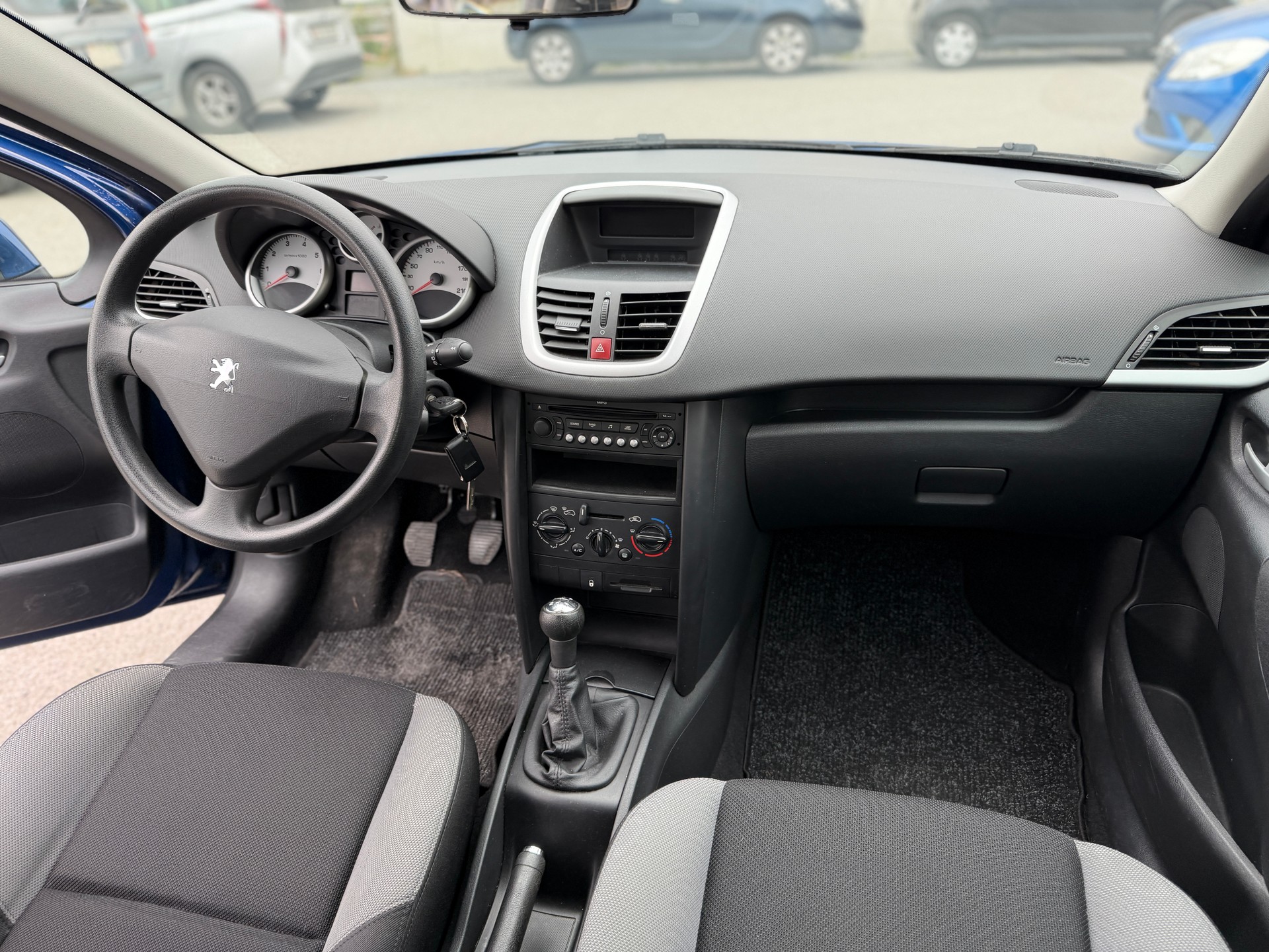 PEUGEOT 207 1.4 16V Trendy Clim'-image-10