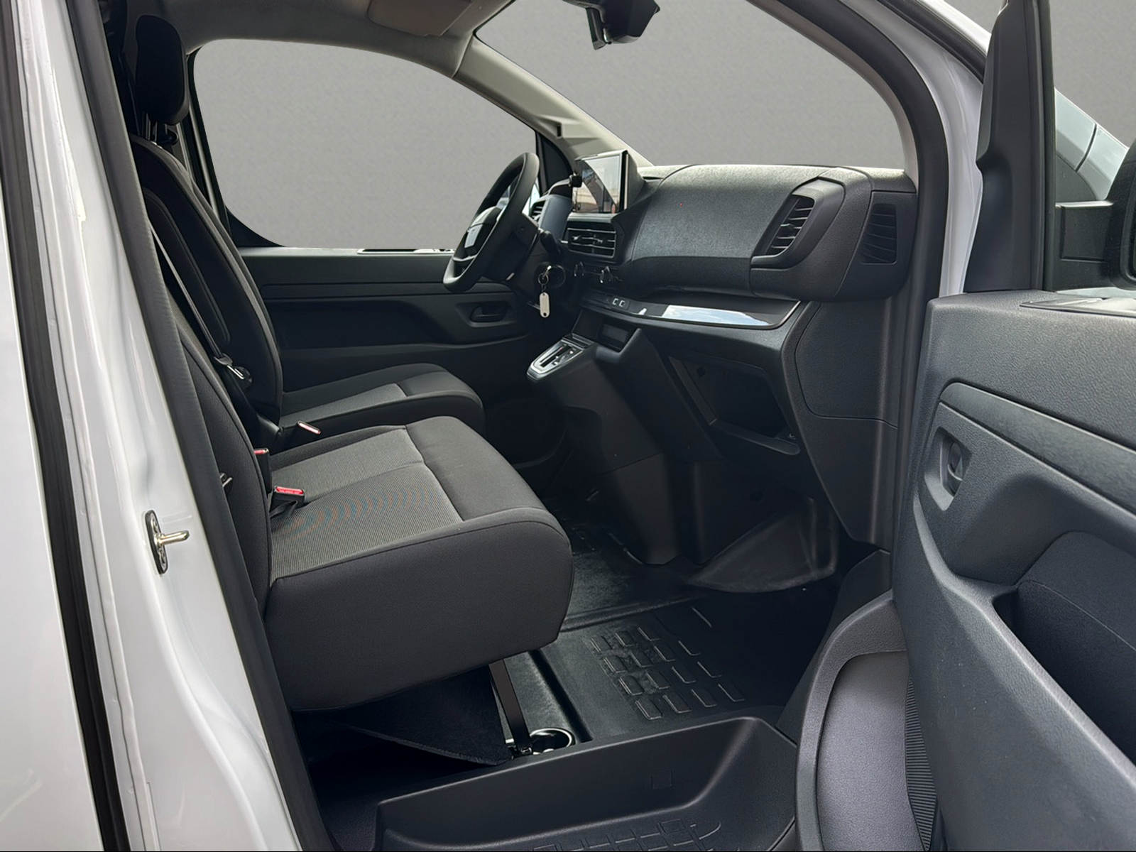 PEUGEOT Expert 2.2 BlueHDi 150 S&S Standard EAT8-image-14