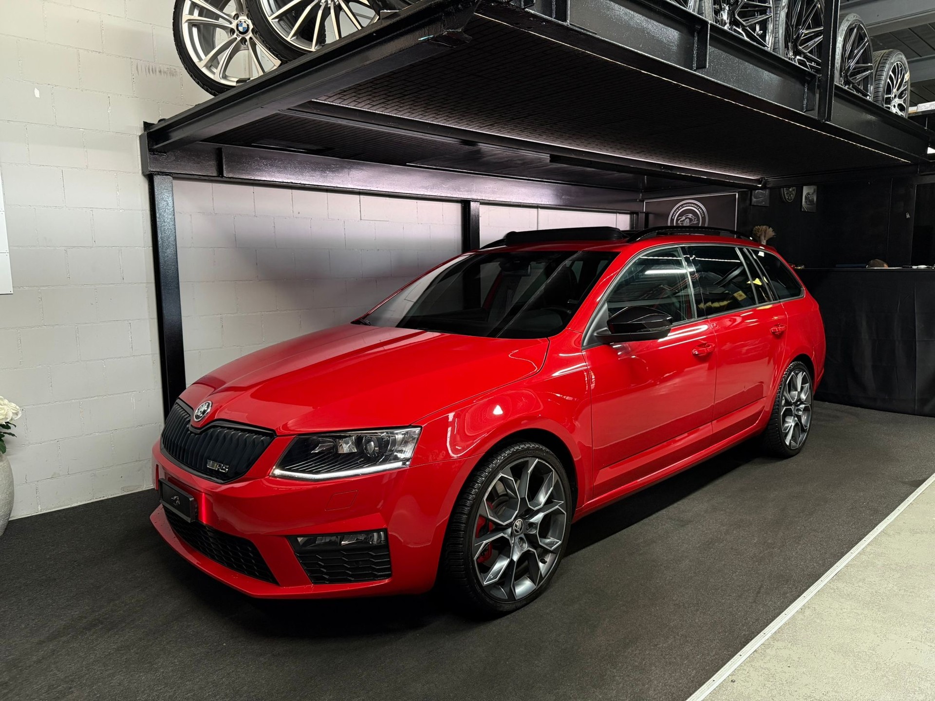 SKODA Octavia Combi 2.0 TSI RS CHALLENGE DSG-image-0