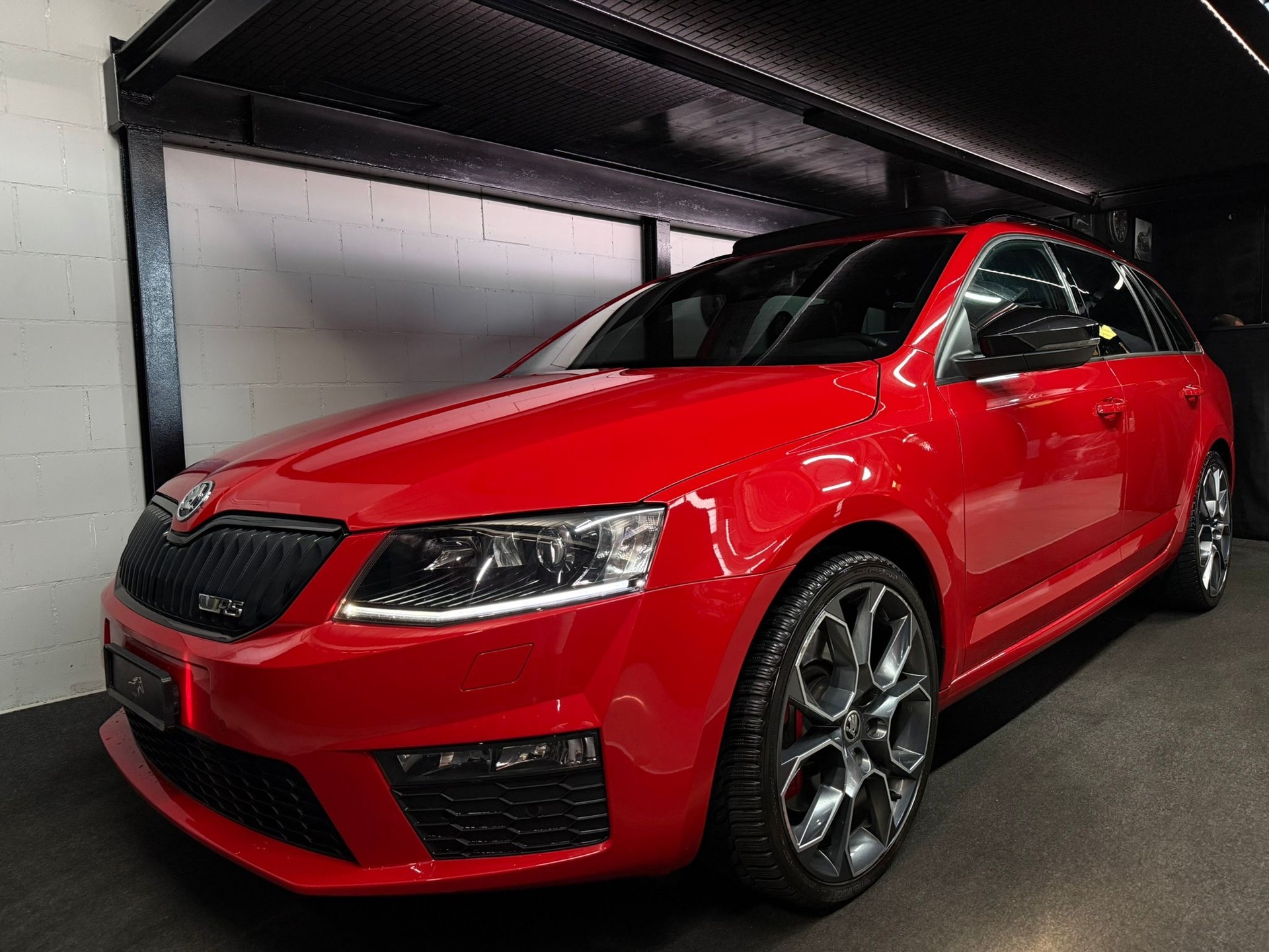 SKODA Octavia Combi 2.0 TSI RS CHALLENGE DSG-image-2