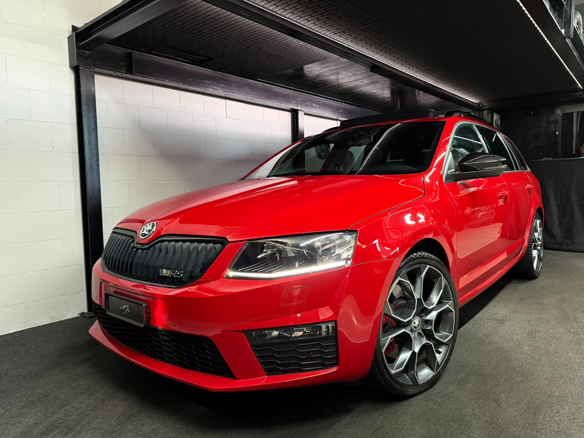 SKODA Octavia Combi 2.0 TSI RS CHALLENGE DSG-image-1