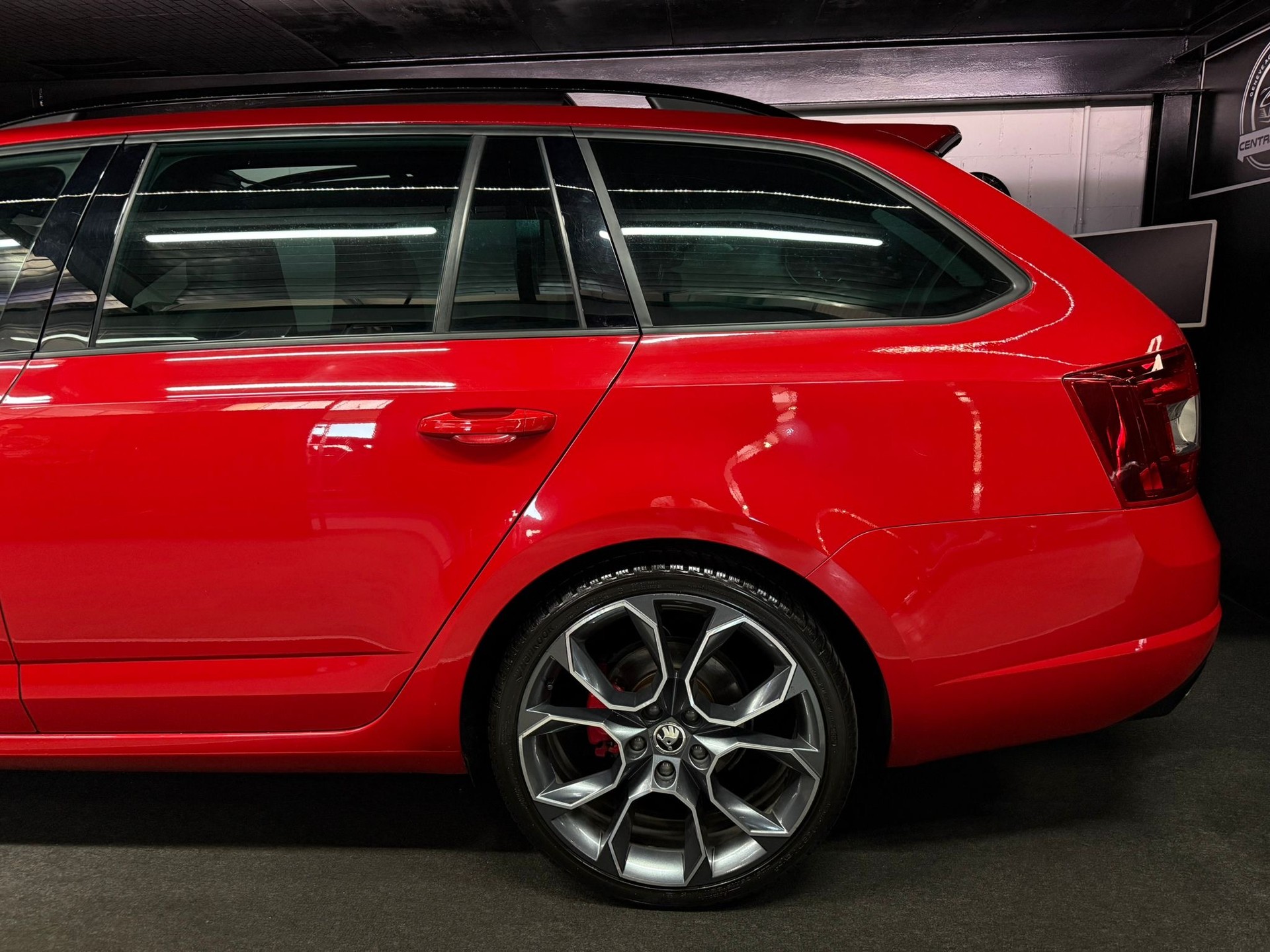 SKODA Octavia Combi 2.0 TSI RS CHALLENGE DSG-image-8