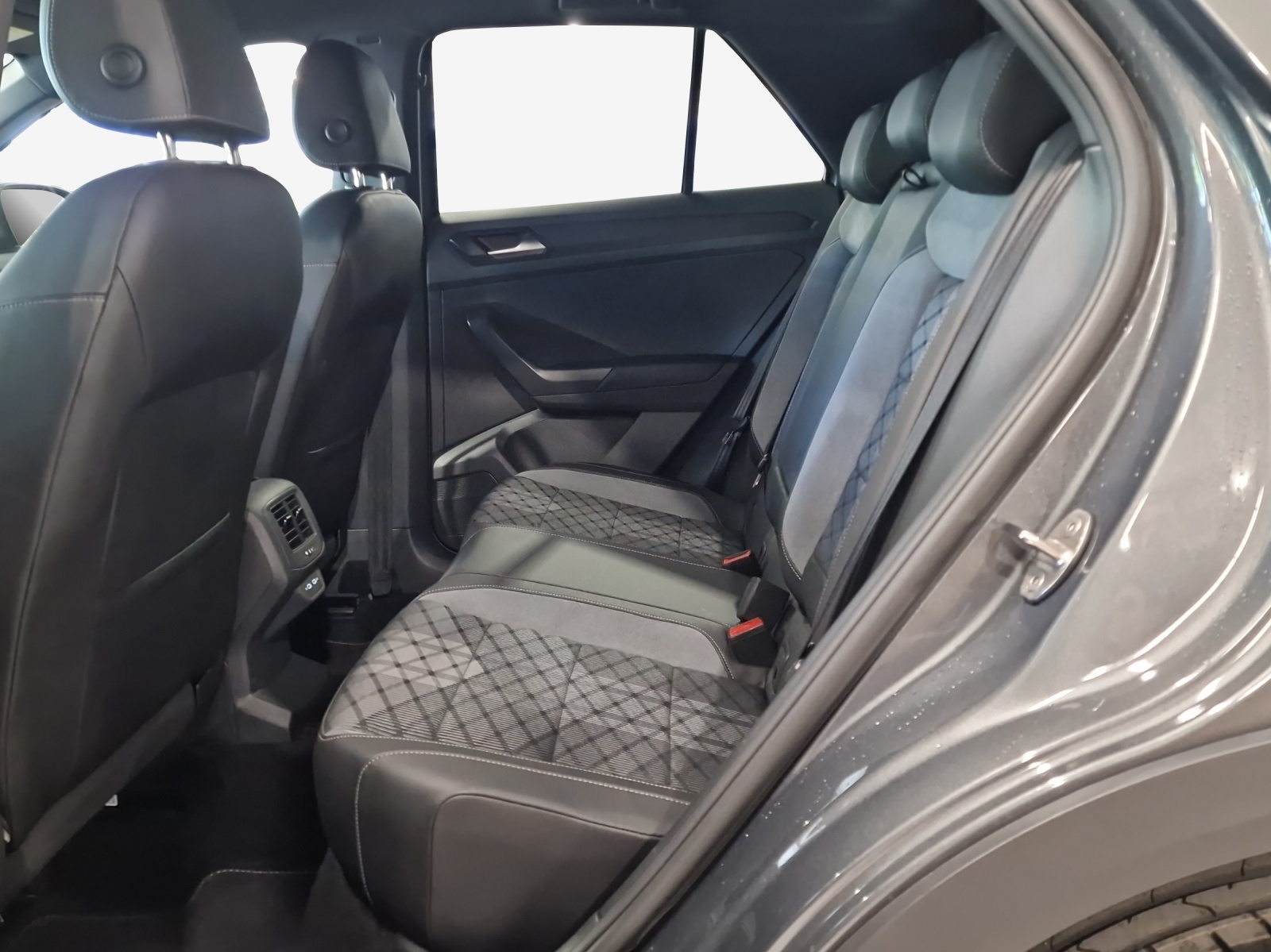 VW T-Roc 2.0 TSI R-Line DSG 4Motion-image-11